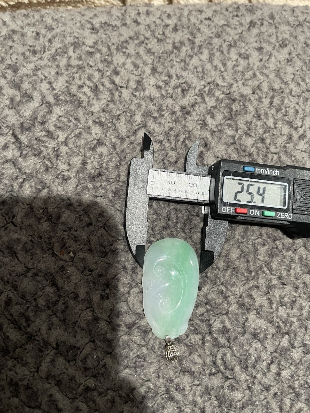 Jade real grade A -Ruyi pendant Drifting Green ( 糯化 如意） 丝绿