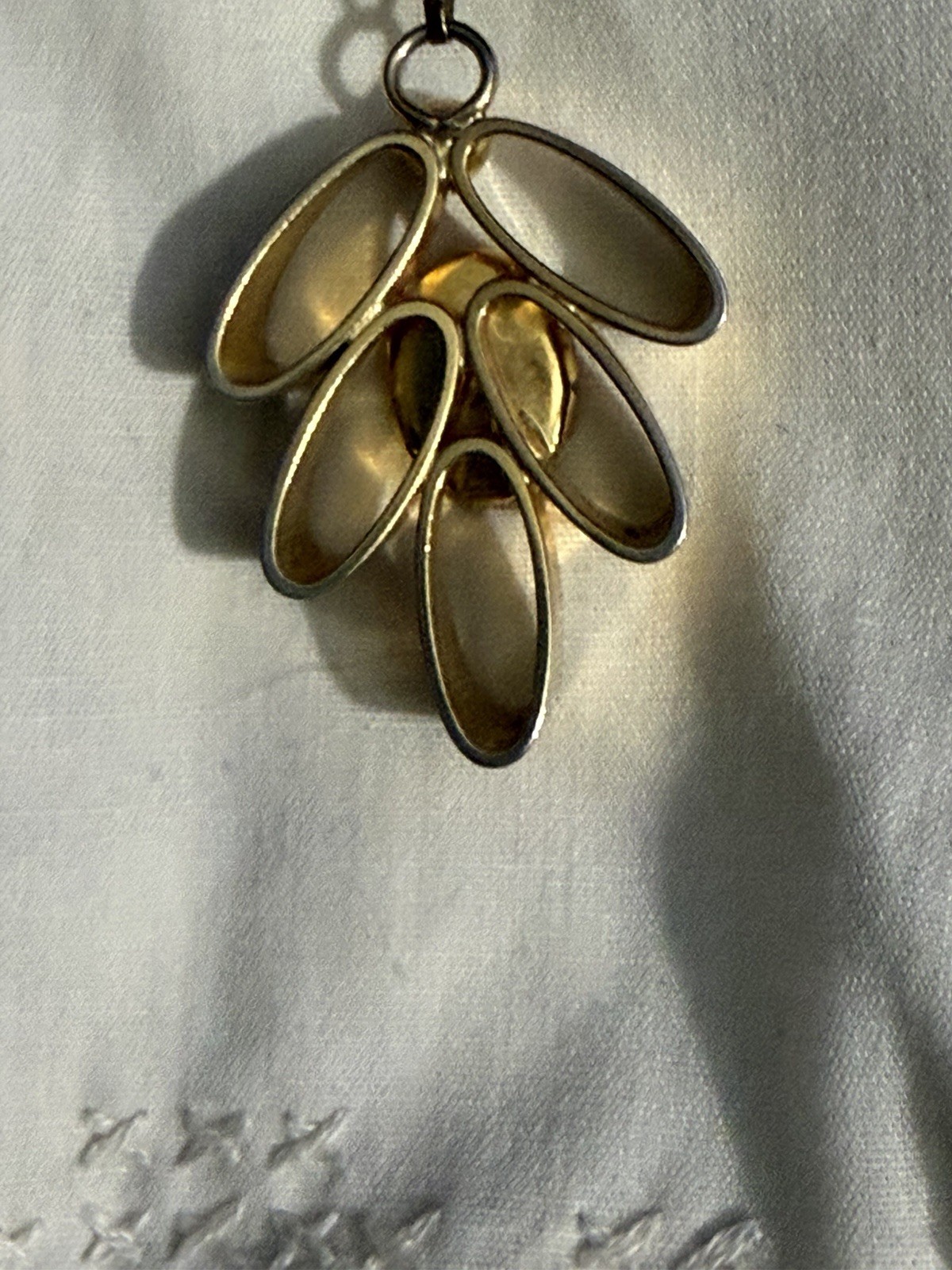 Vintage Gold Tone Tiger Eye Flower Pendant Necklace Retro Modernist 1970s