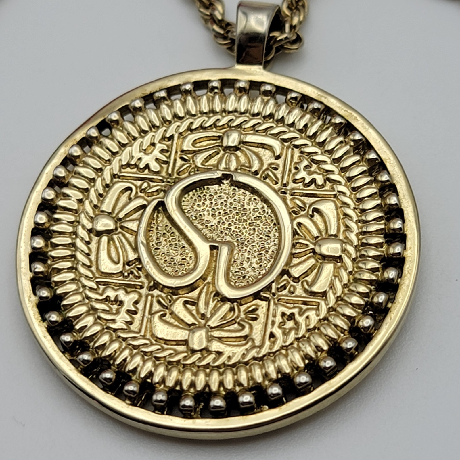 Gold Tone Filigree Medallion Pendant Necklace 32″ Reversible Unisex Adults