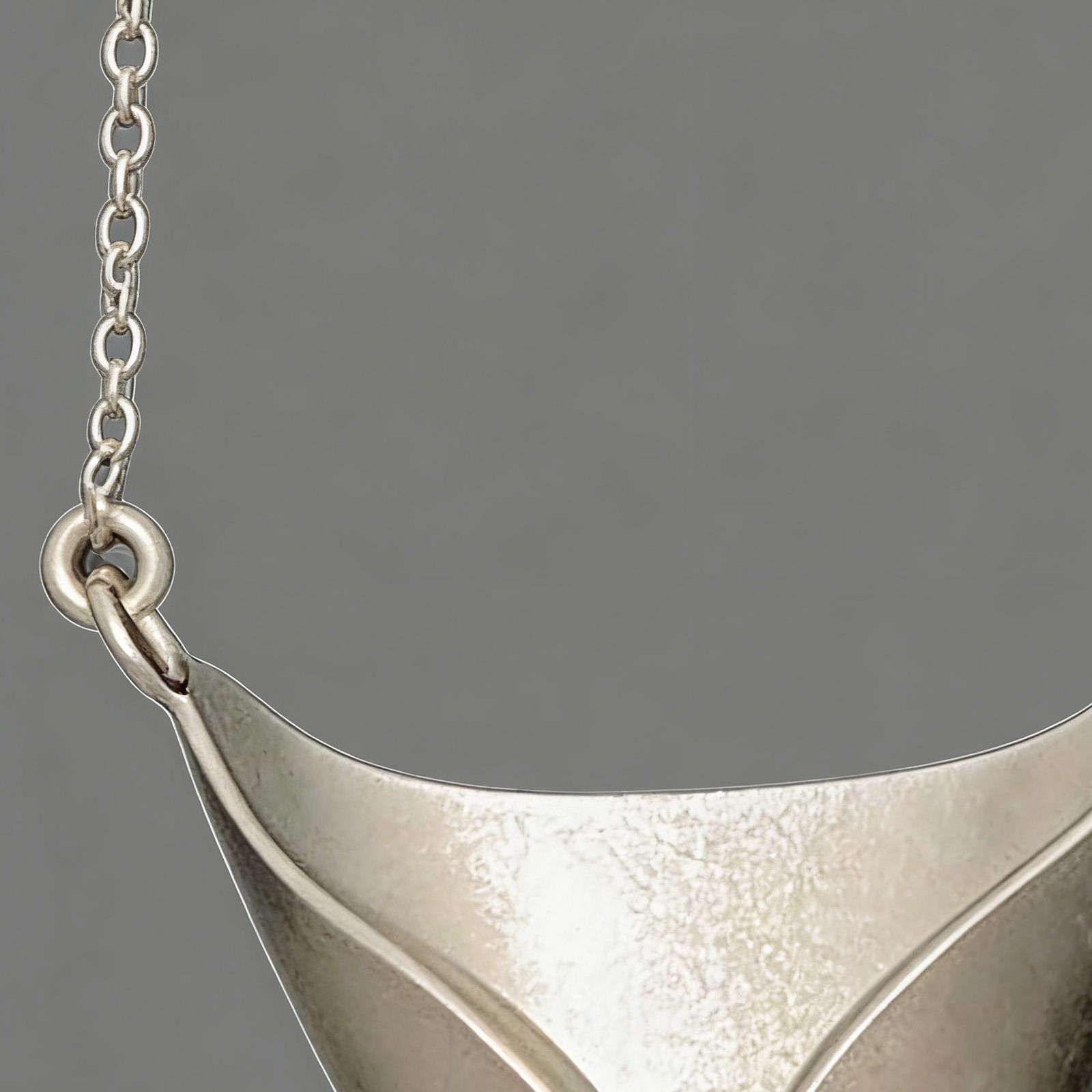 Wearable Vase Necklace for Women Artful Flower Bouquet Pendant Chain
