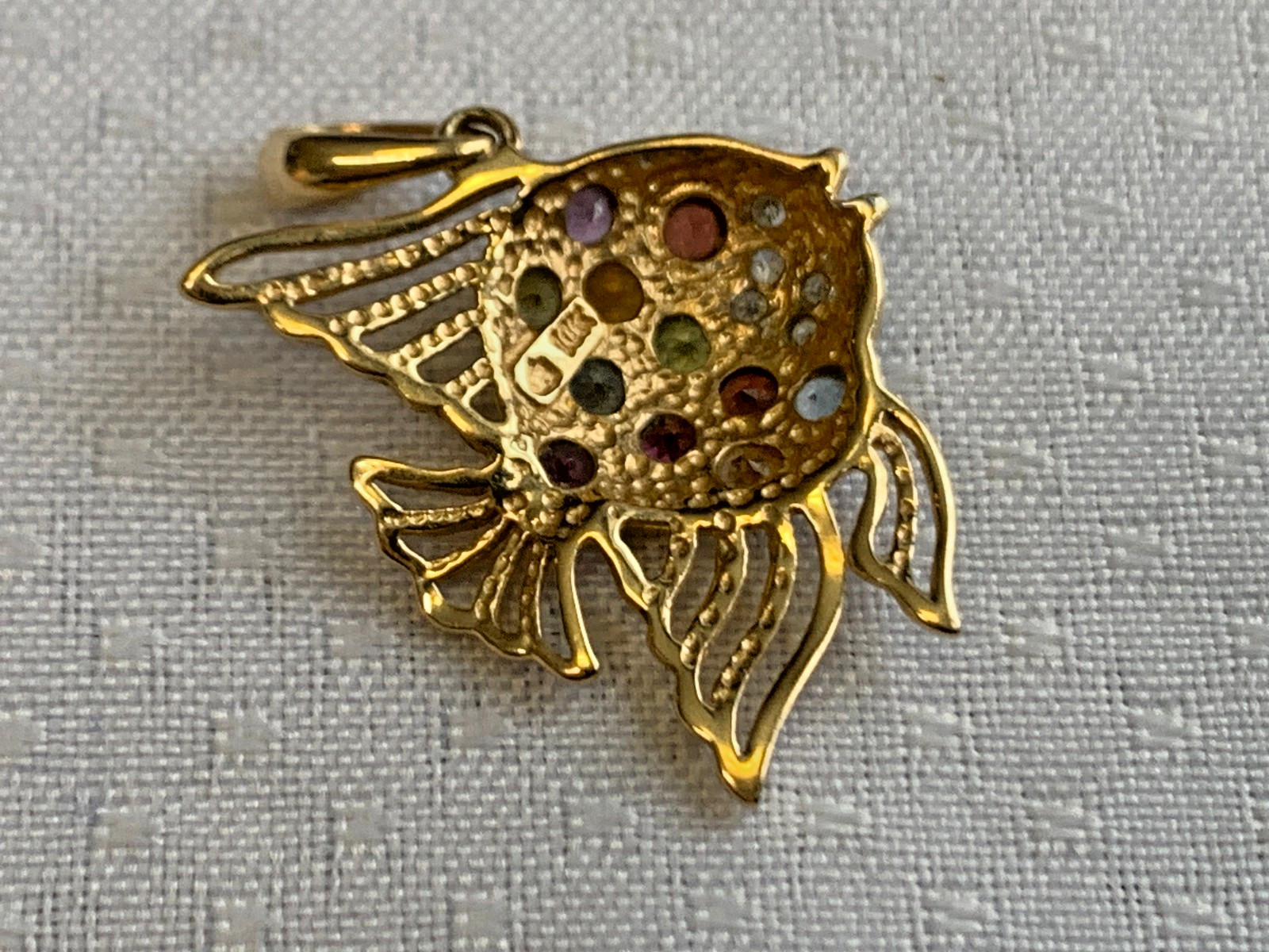 10K Yellow Gold Angel Fish Pendant 1.81g Jewelry Multicolor Stones Charm *READ*