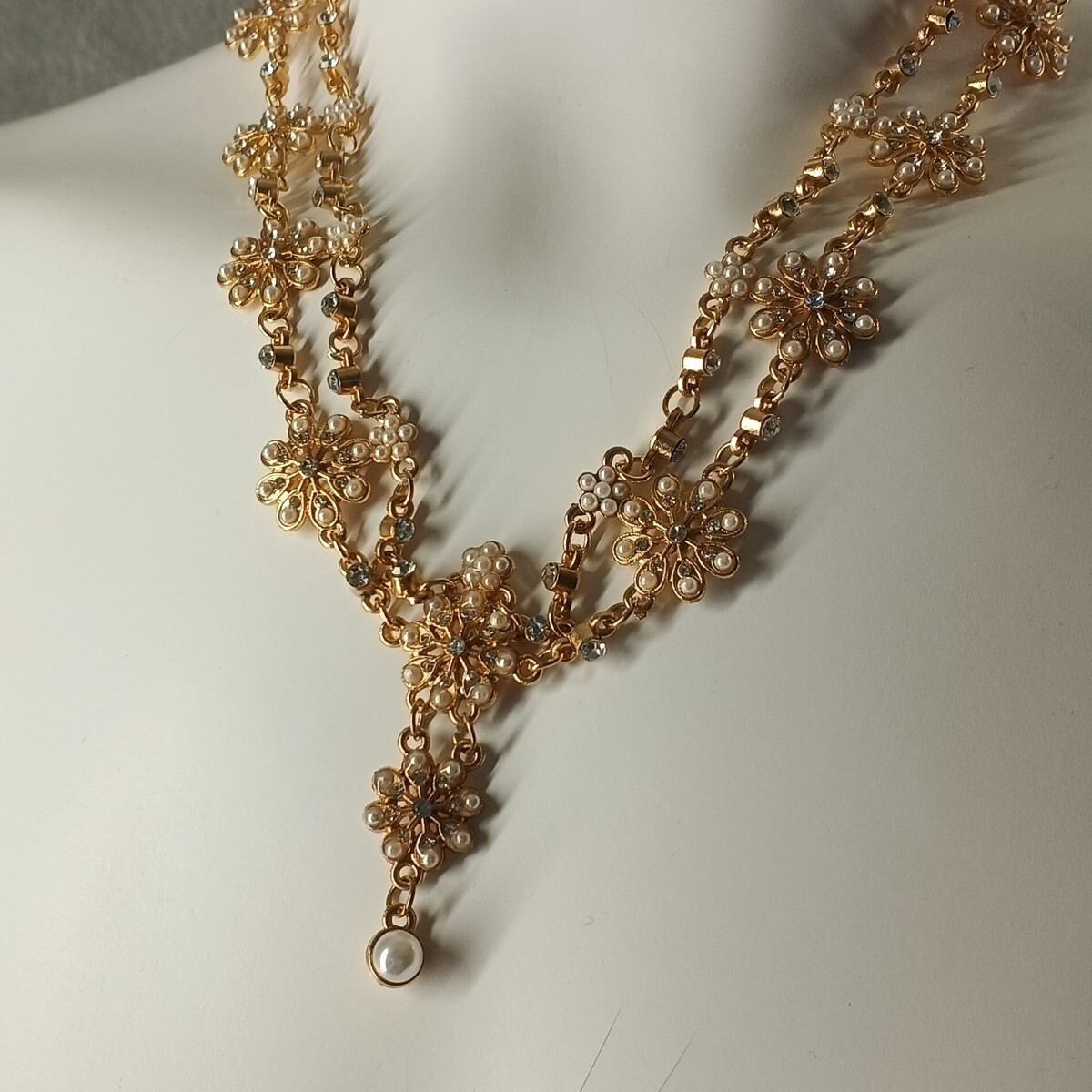 Women’s Floral Rhinestone Necklace One Size Elastic Brass Plated