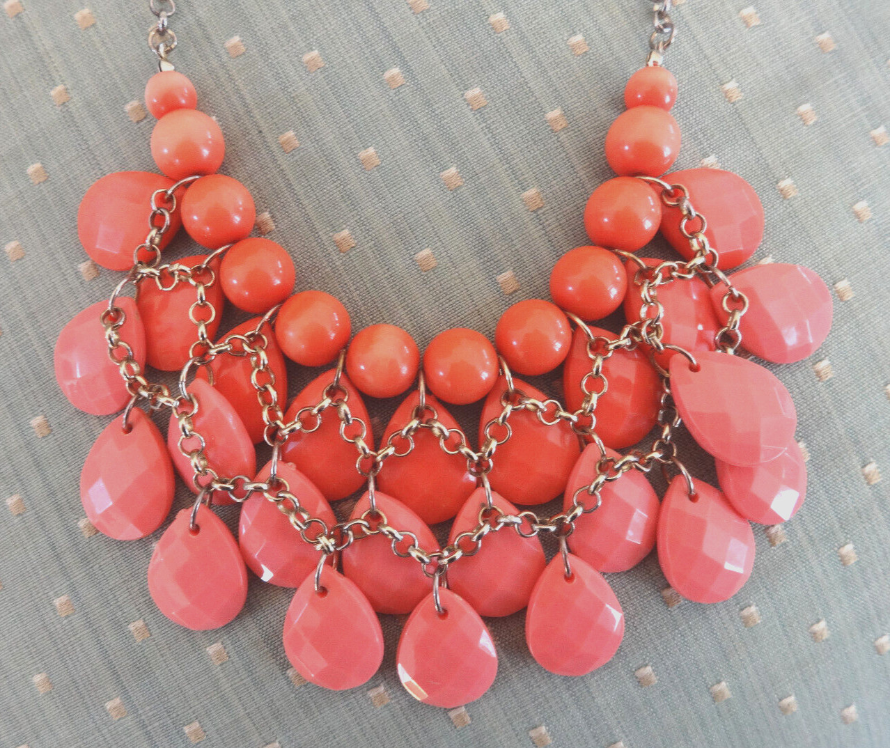 CHARMING CHARLIE LUCITE ACRYLIC BEADS BRIOLETTE NECKLACE CORAL PEACH SALMON