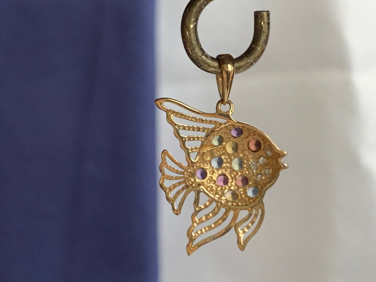 10K Yellow Gold Angel Fish Pendant 1.81g Jewelry Multicolor Stones Charm *READ*