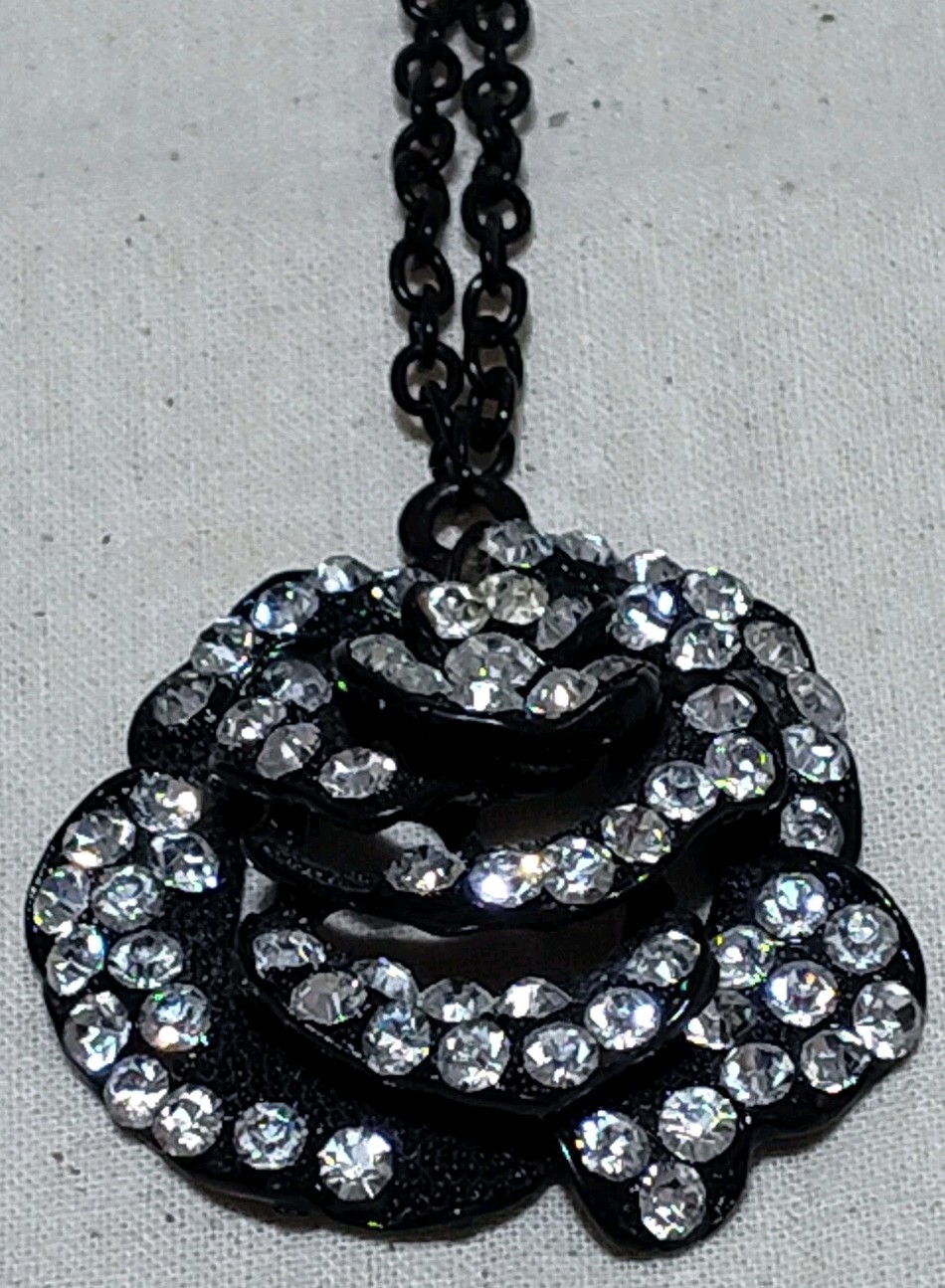 26 Inch Black With White Rhinestone Flower Bloom Necklace D8