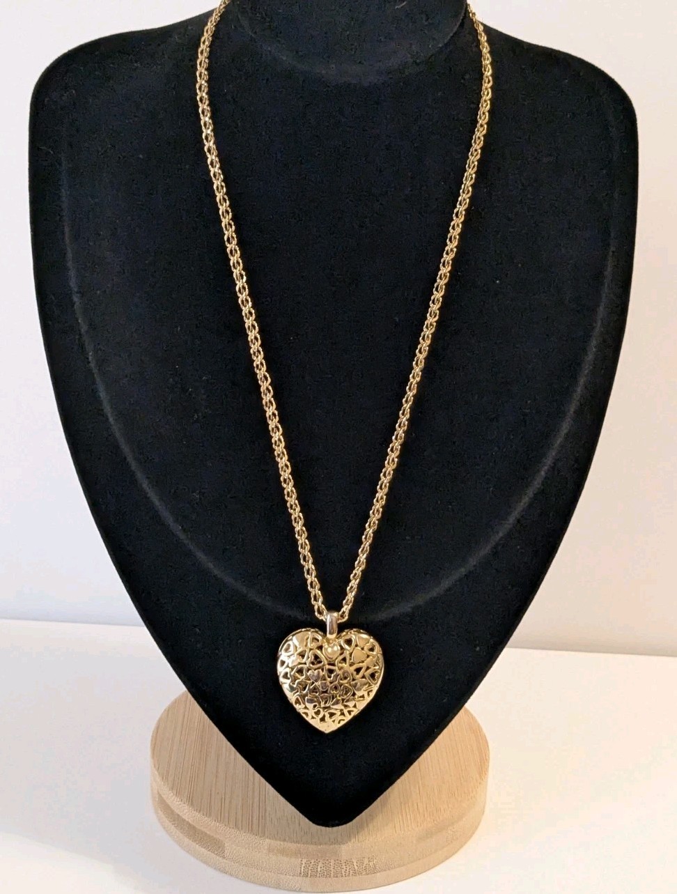 Perforated Heart Pendant Gold Tone Oval Link Necklace. 18″. Modern.