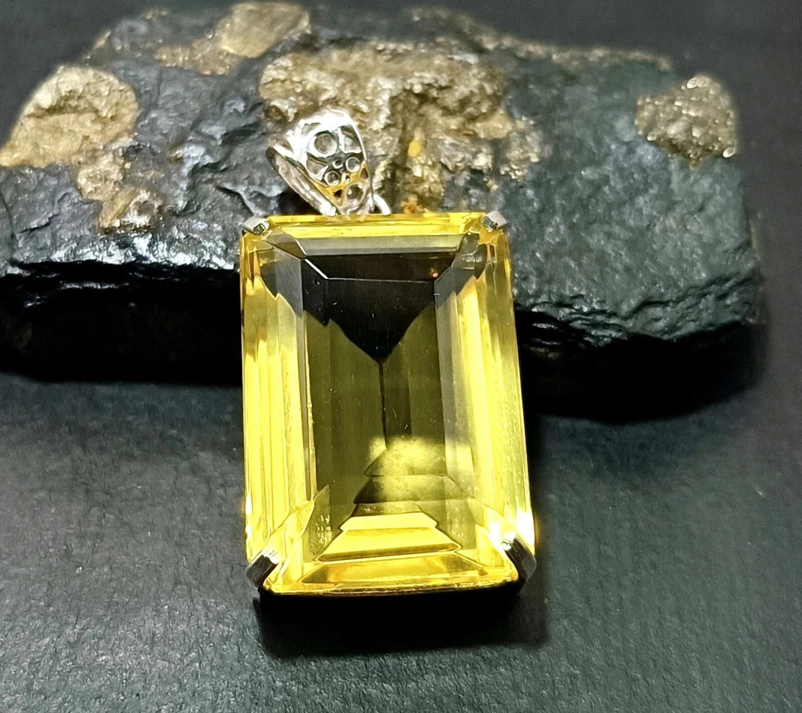 Premium GIE Certified Natural Topaz 121.70 Ct 925 Silver Pendant Mr Gemstone T02