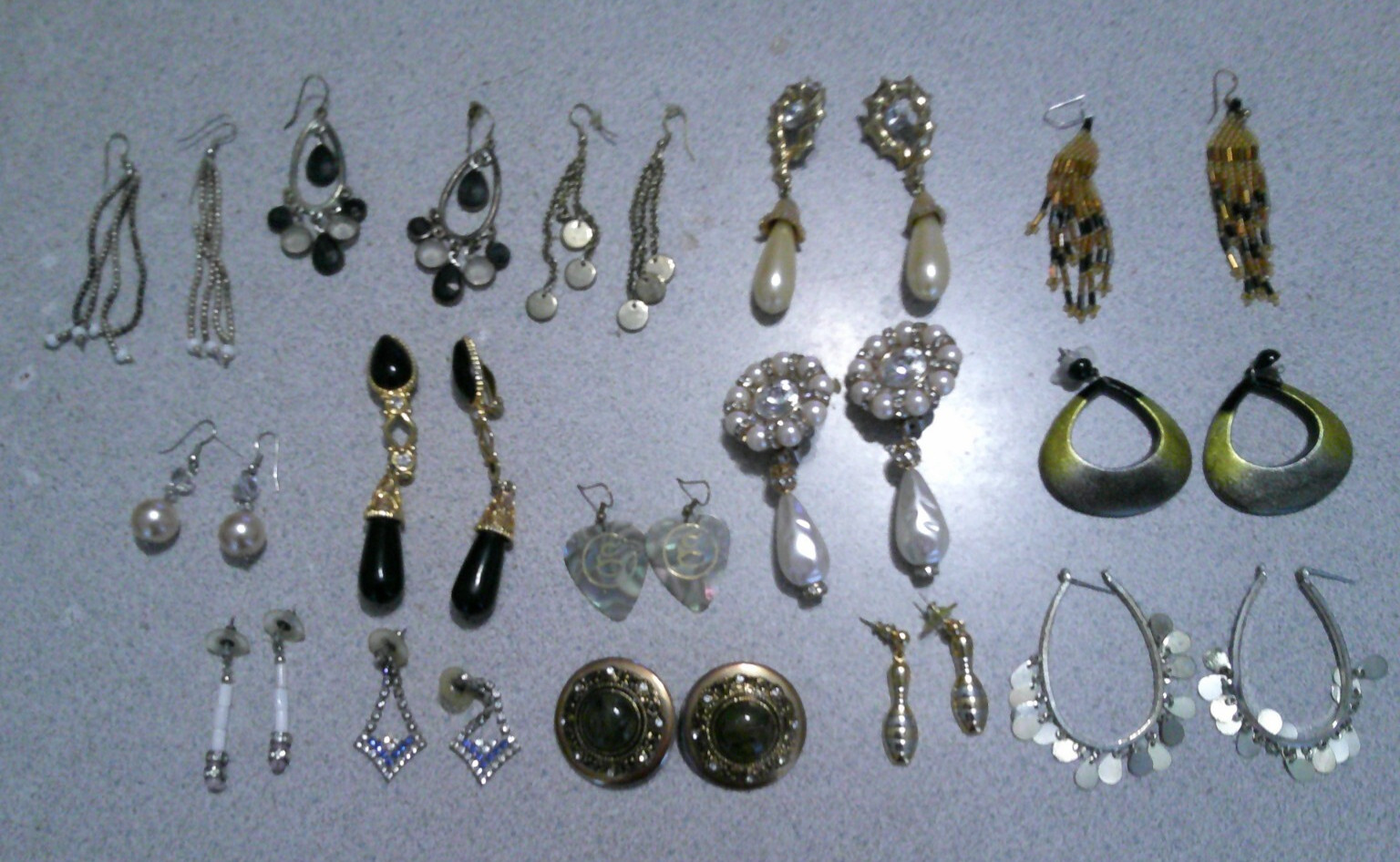 Lot of 15 Womens Fashion Earrings all in good used condition