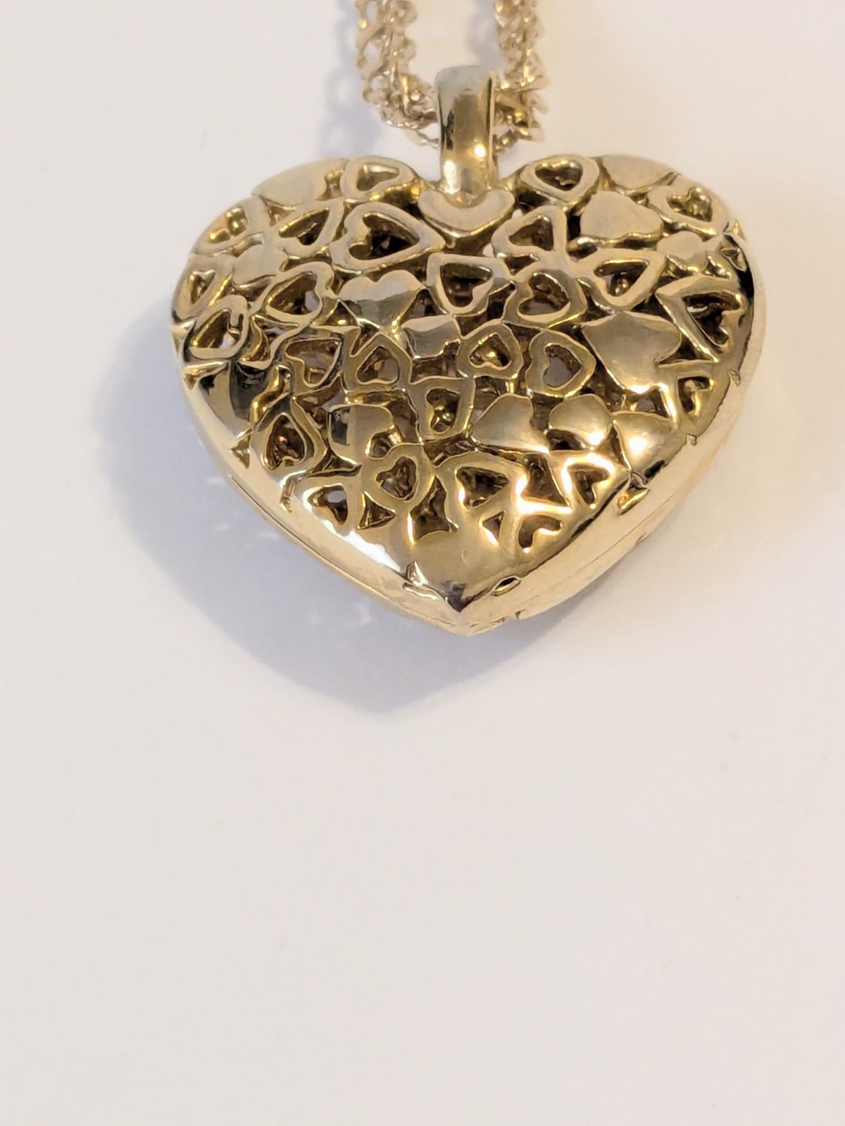 Perforated Heart Pendant Gold Tone Oval Link Necklace. 18″. Modern.