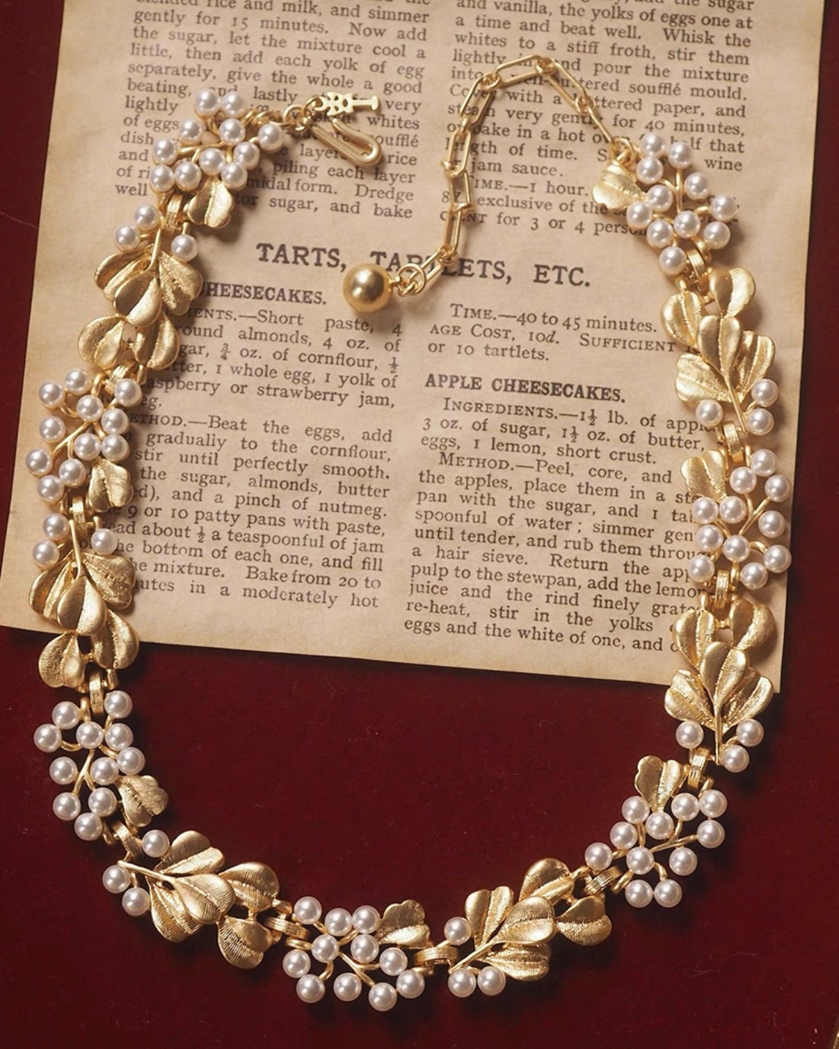 Vintage Style Gold Leaf Pearl Necklace – Elegant Statement Jewelry