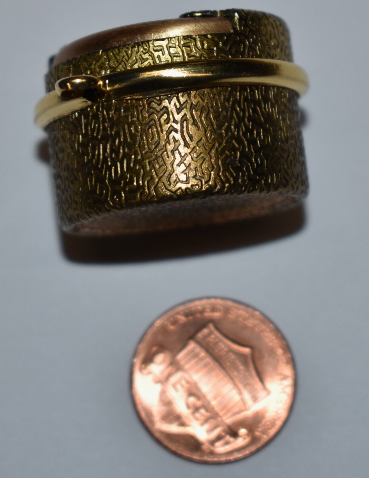 VINTAGE BRASS PLATED COIN QUARTER HOLDER DISPENSER CHARM PENDANT • 1970s 1960s