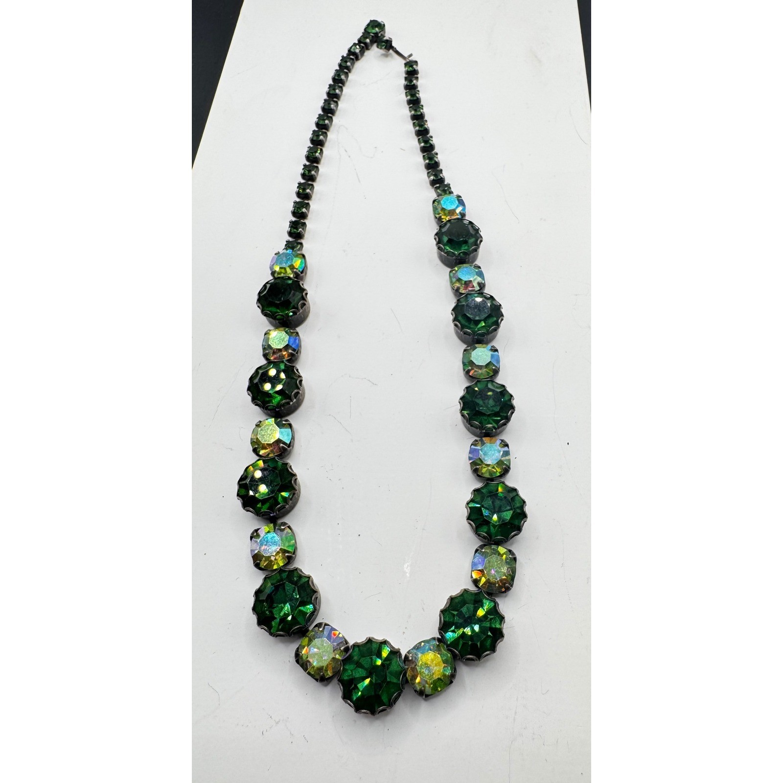 Striking mix of deep emerald green chatons vintage inspired rivière design EUC