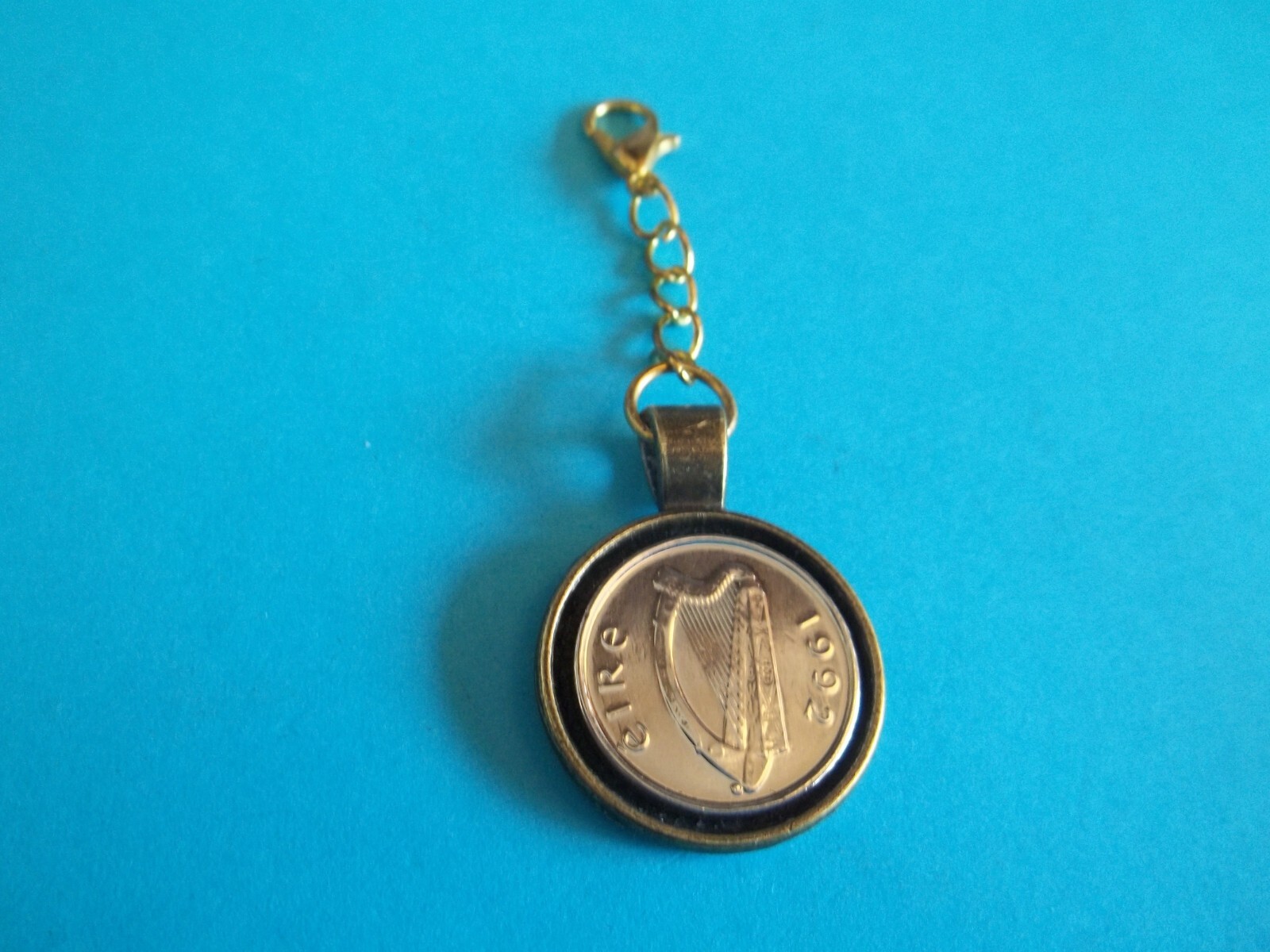 FIVE (5) PENCE COIN – IRISH – EIRE – BRONZE CASED PENDANT / CHARM – 1992 to 2000