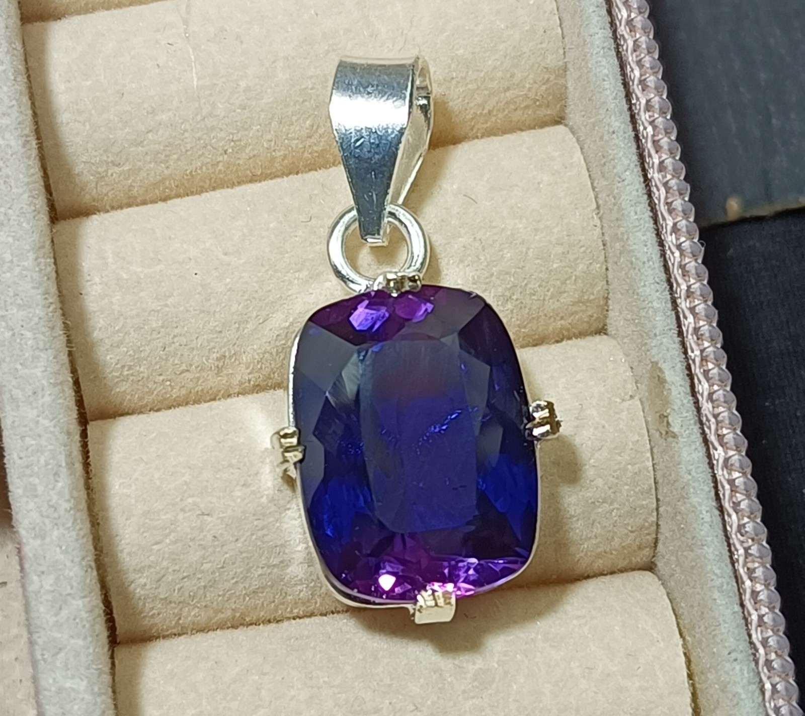 Natural 27.15 CT Color Change Alexandrite Certified Gemstone Pendant 925 Silver