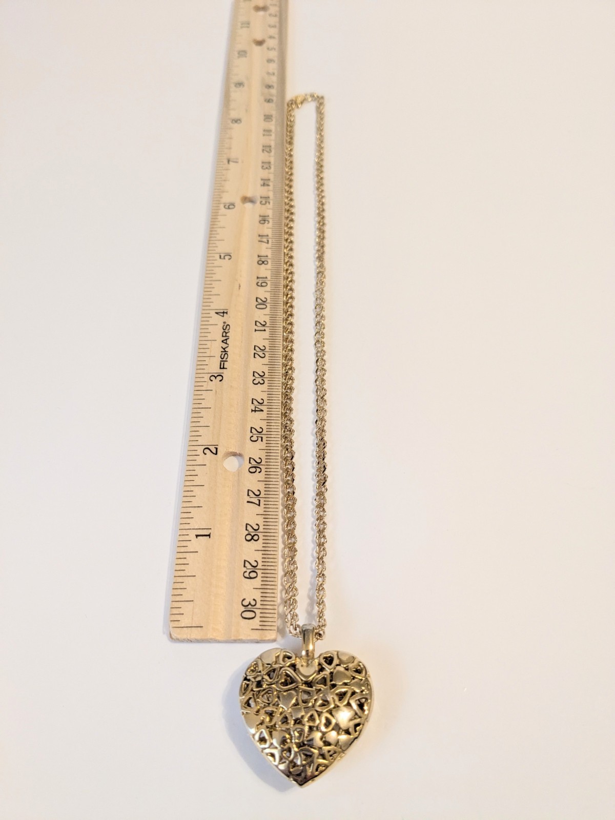 Perforated Heart Pendant Gold Tone Oval Link Necklace. 18″. Modern.