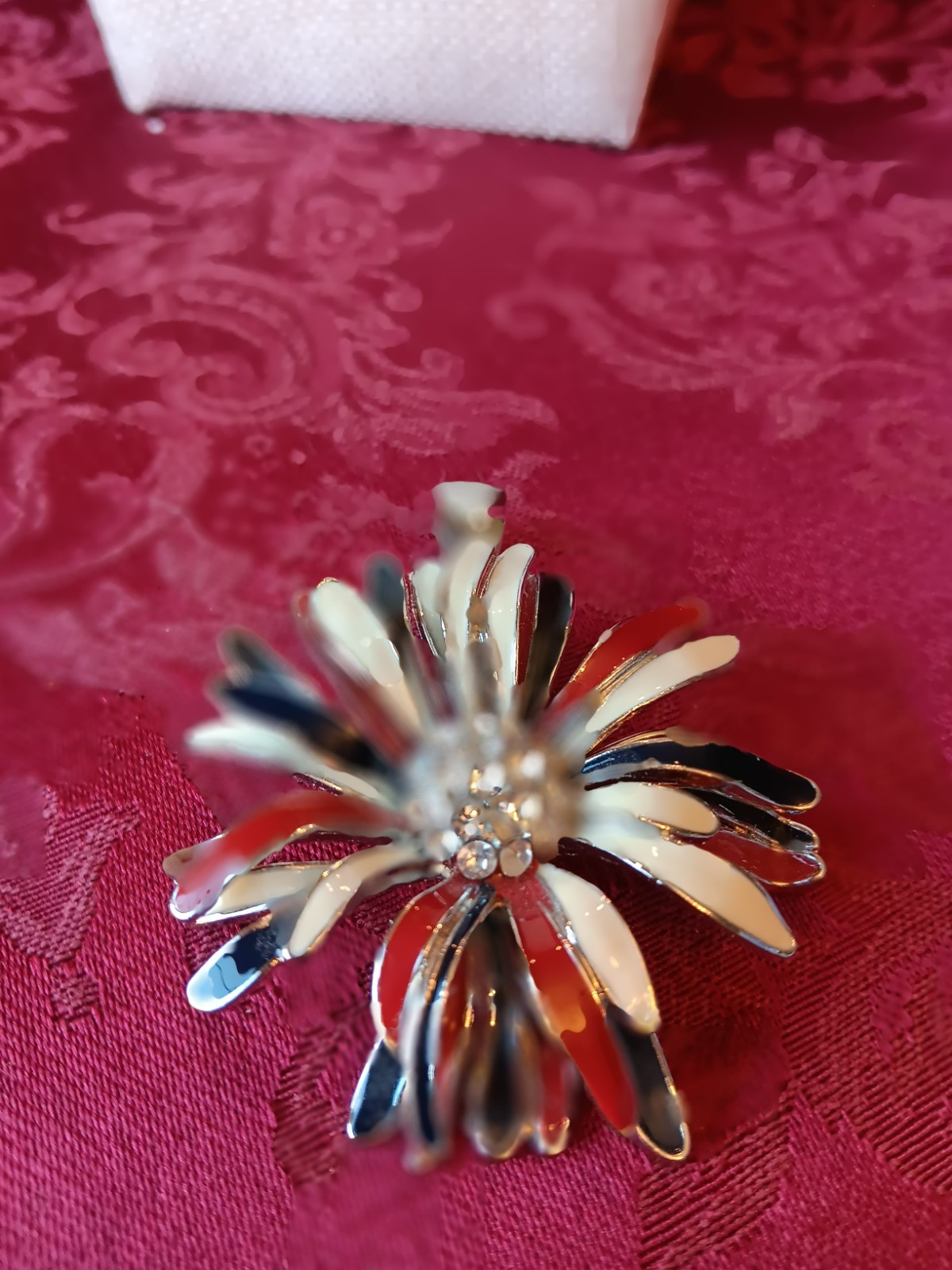ROMAN RMN LG.WHITE RED BLACK ENAMEL FLOWER PENDANT NECKLACE Enhancer