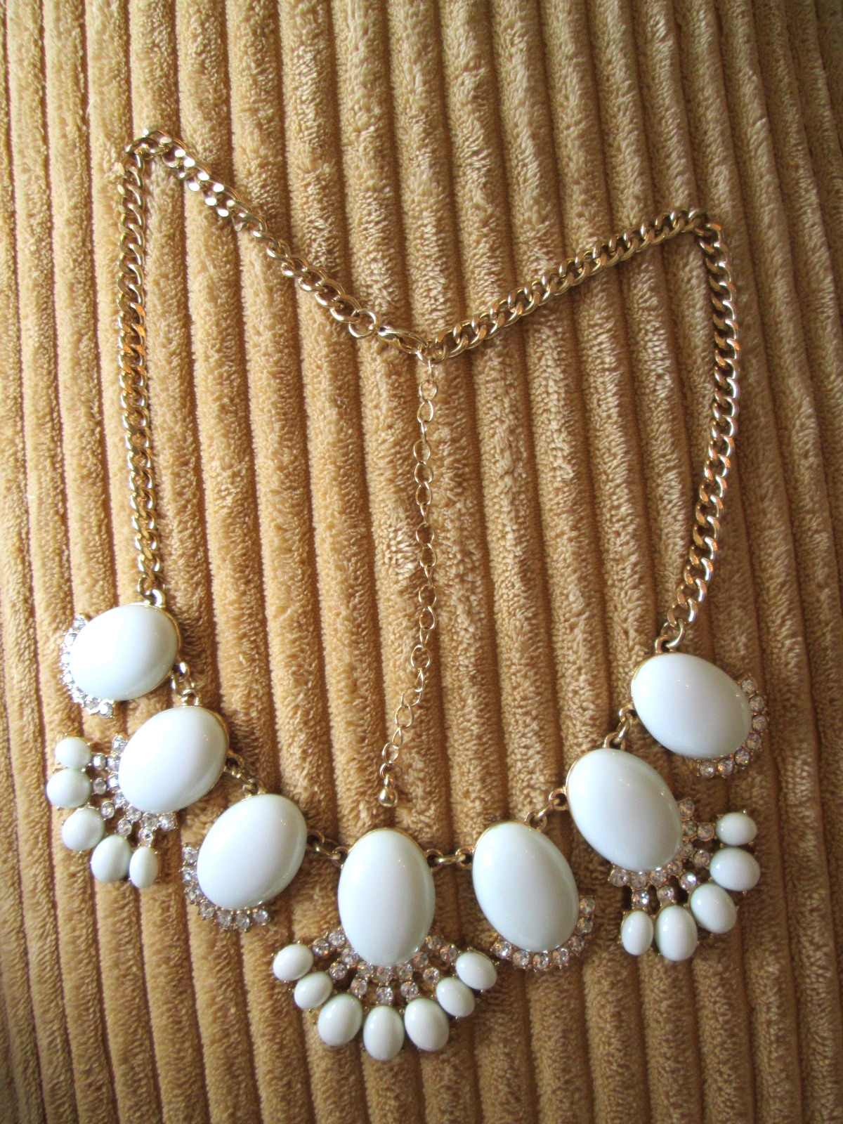 White Oval Cabochon & Rhinestone Gold Tone 7 station Statement 20″-22″ Necklace