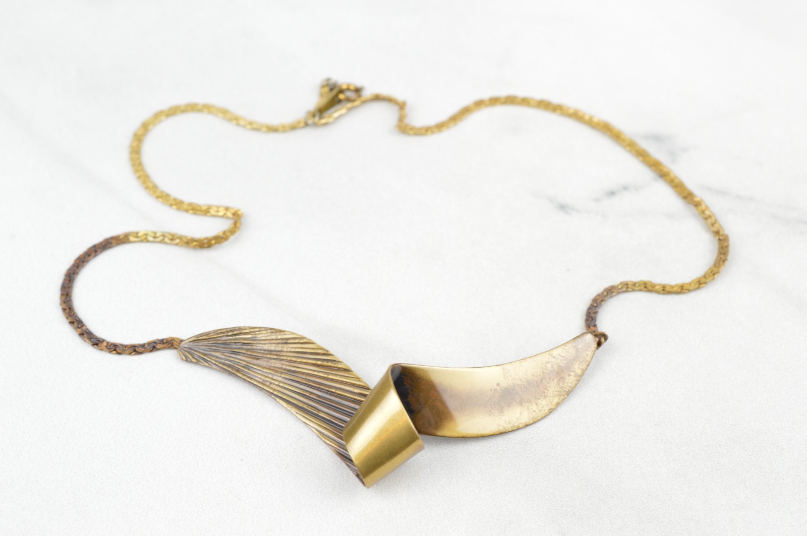 Vintage Gold Tone Wave Ribbon Link Choker Necklace Retro Sculptural 16″