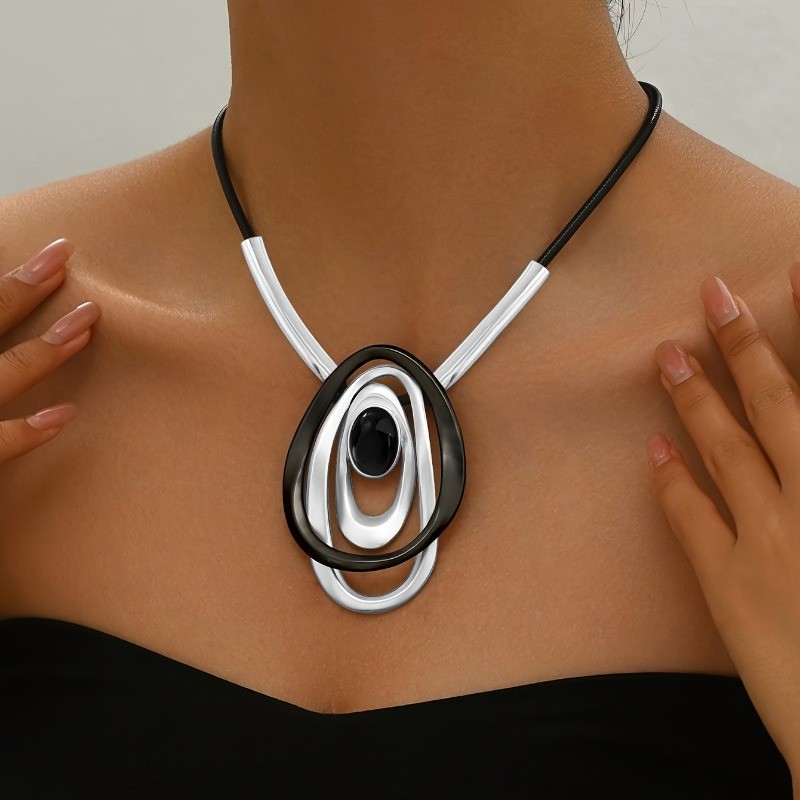 Retro Geometric Necklace Three-dimensional Oval Pendant Necklace for Women
