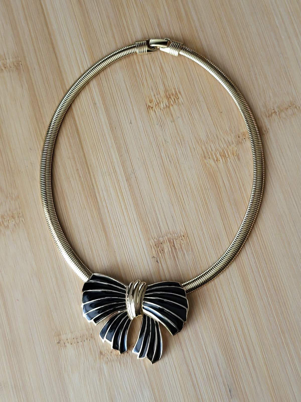 Vtg Trifari Gold Tone Black Enamel Bow Statement Necklace 17-3/4″