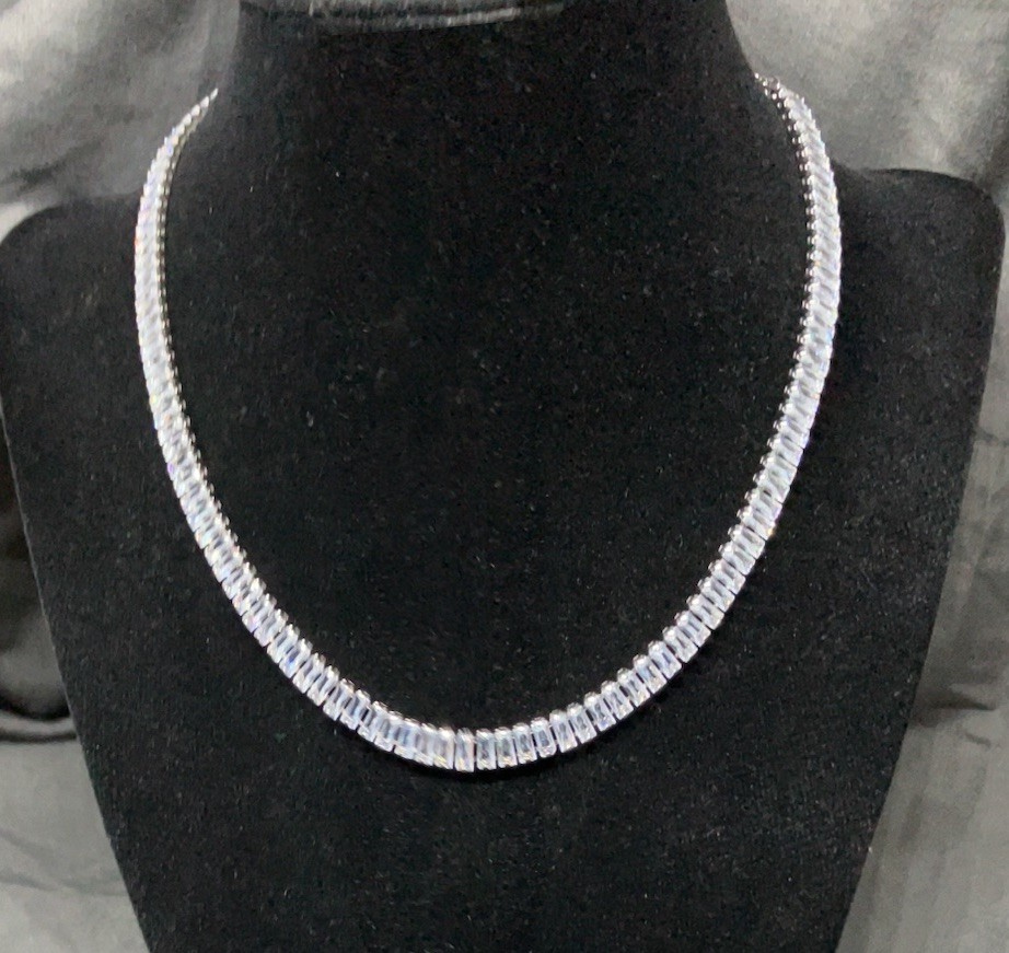 Stunning women’s Cubic Zirconia necklace.Silvertone beautiful ! 14-20inch 12gm