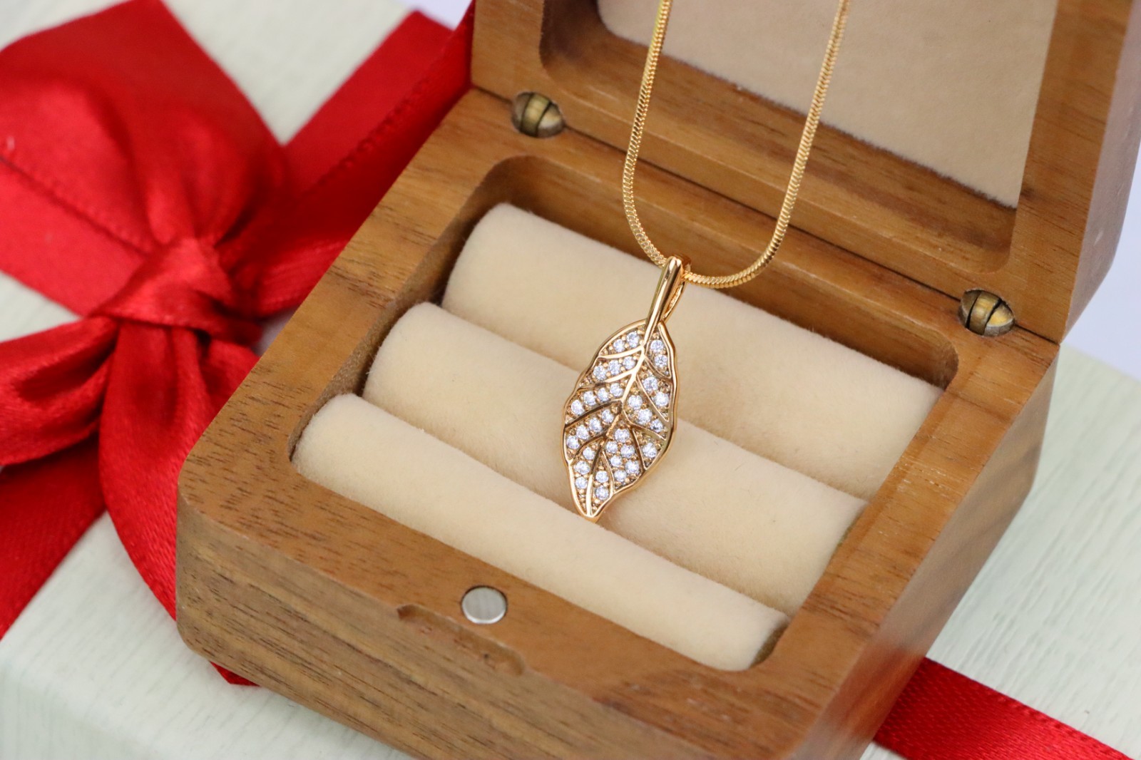 Elegant Leaf Design Rose Gold Pendant with Sparkling White Stones, XPPT1868