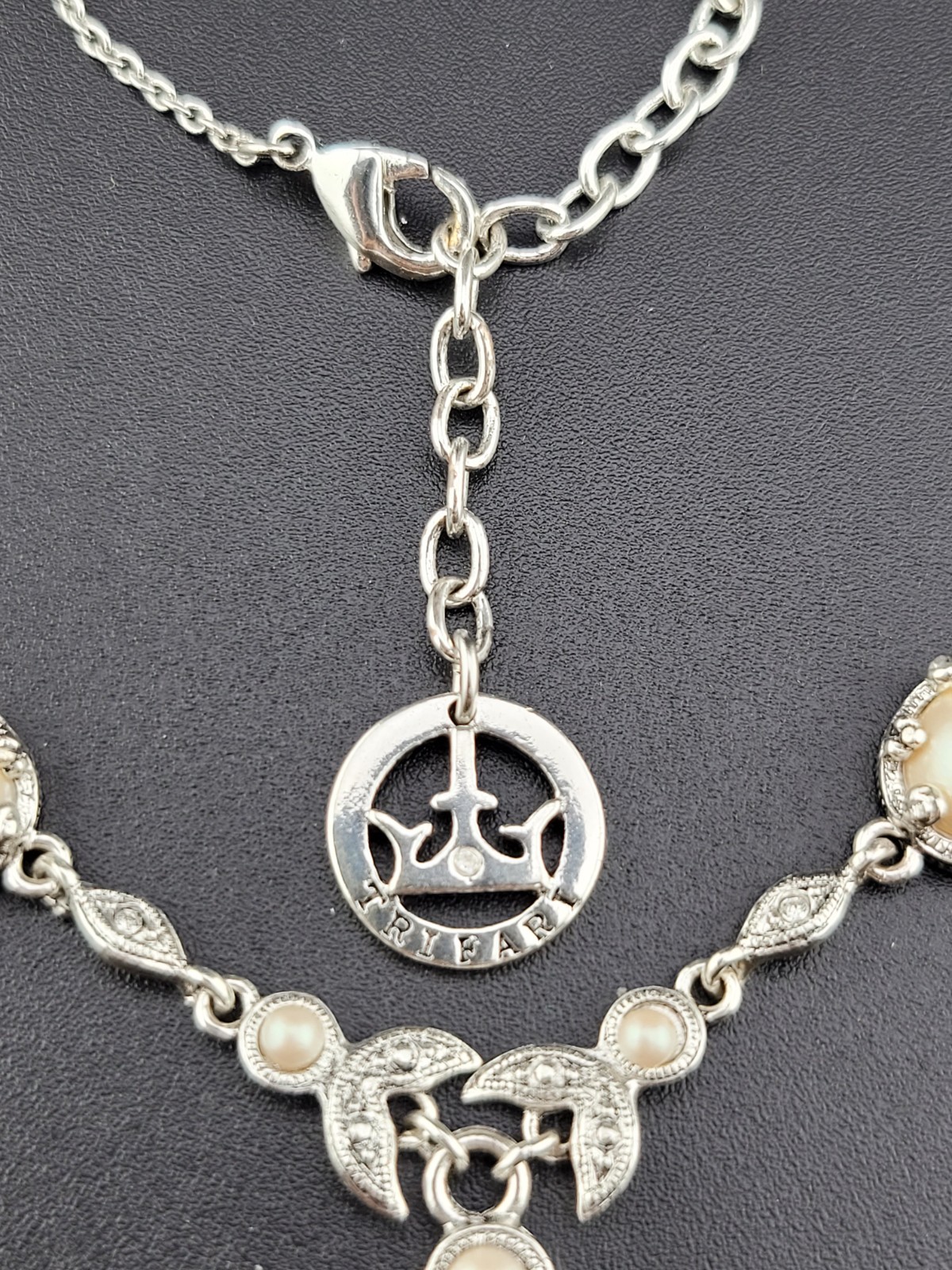 Signed Crown Trifari Rhodium Finish Lucite 🦪Pearl Lariat Choker 18″ Necklace