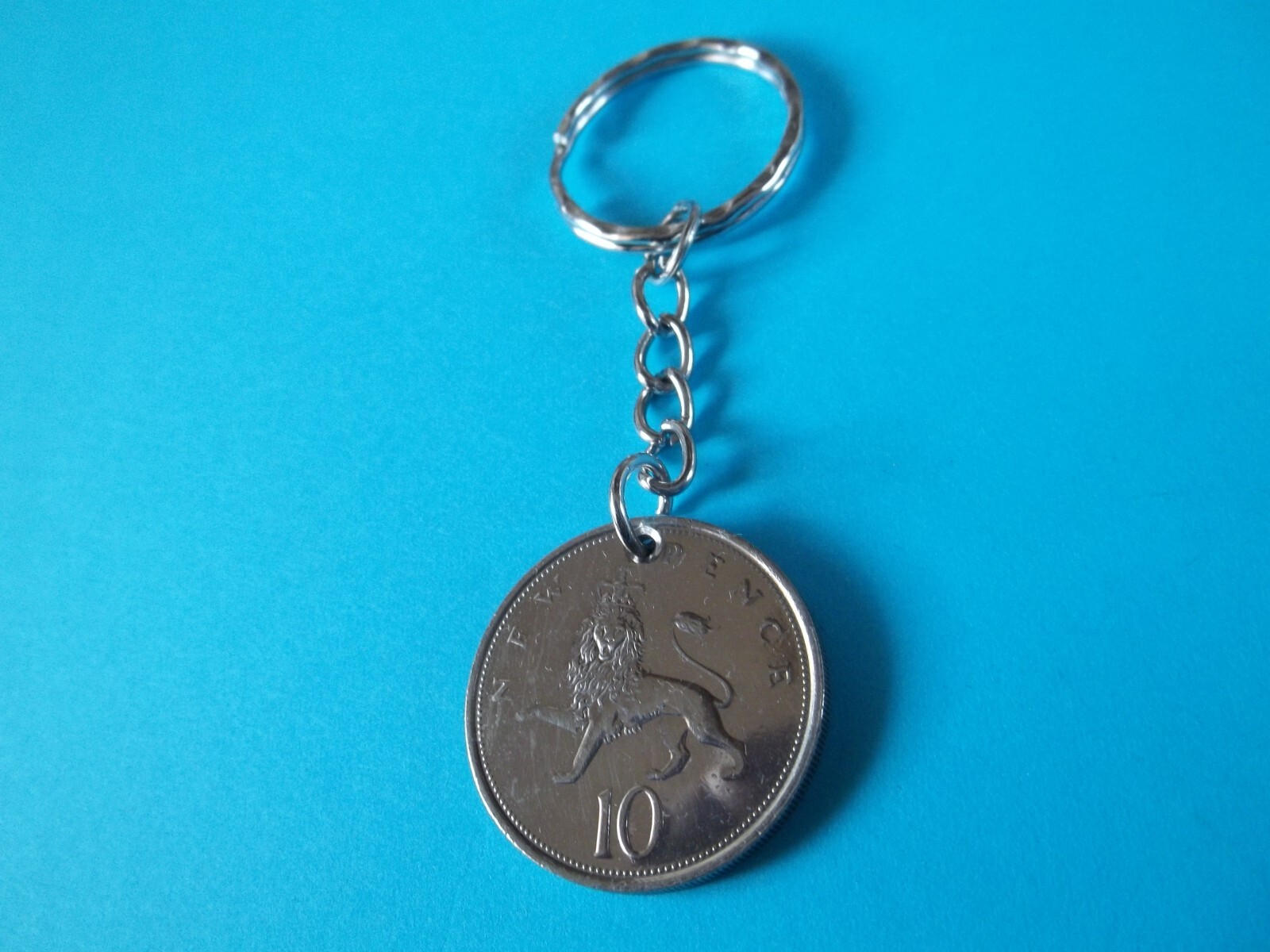 TEN PENCE COIN – ENGLISH CROWNED LION – SILVER KEY RING/CHAIN – 1968 to 1980