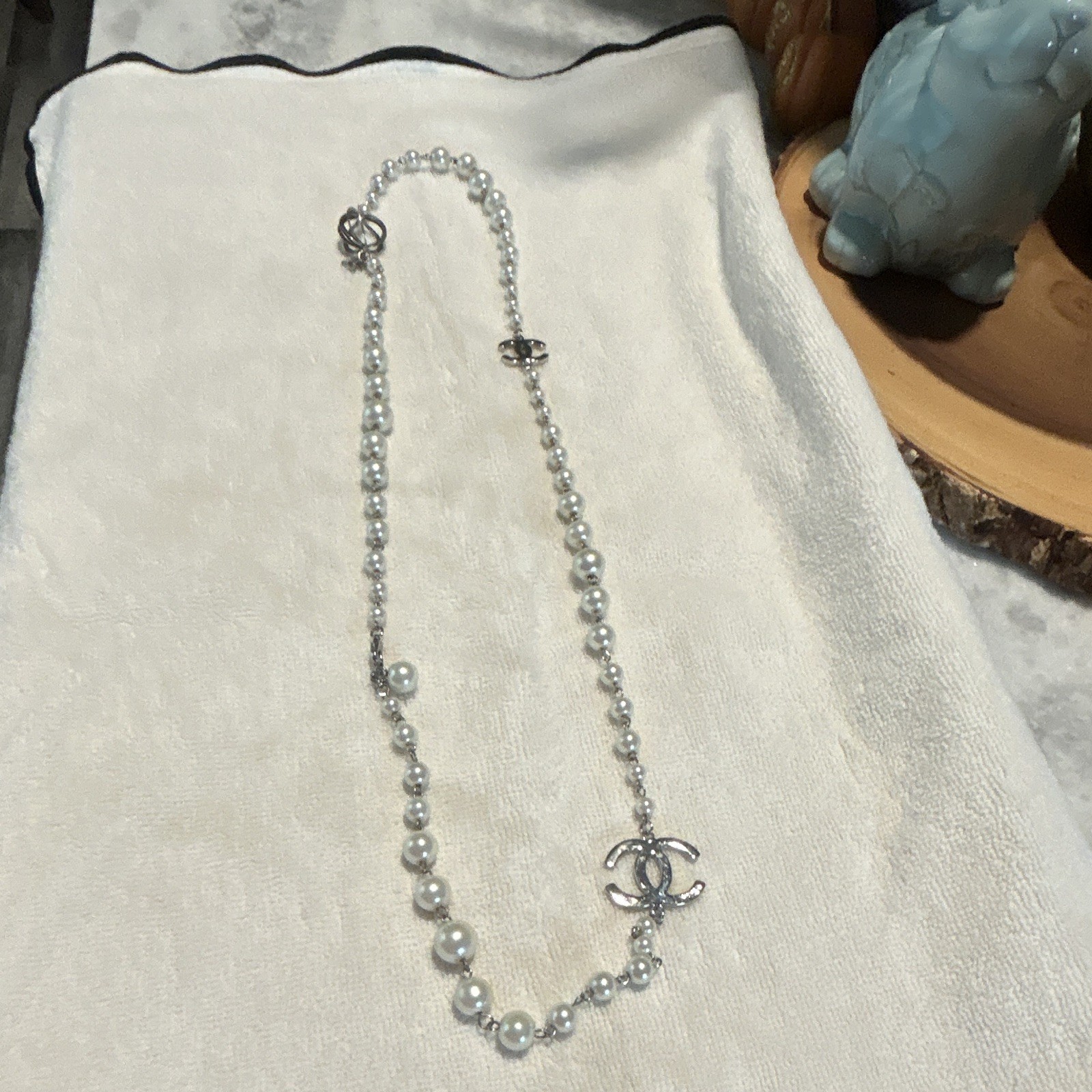 White Round Simulated Pearl Beaded Necklace Silver Plated Charm Toggle Clasp