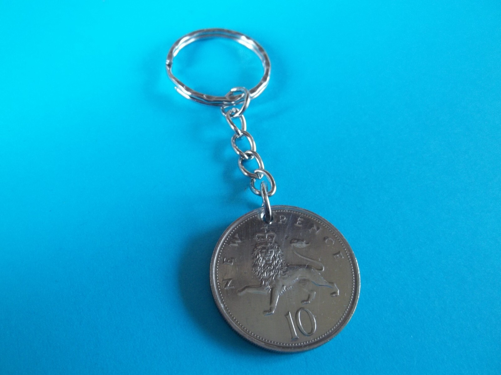 TEN PENCE COIN – ENGLISH CROWNED LION – SILVER KEY RING/CHAIN – 1968 to 1980
