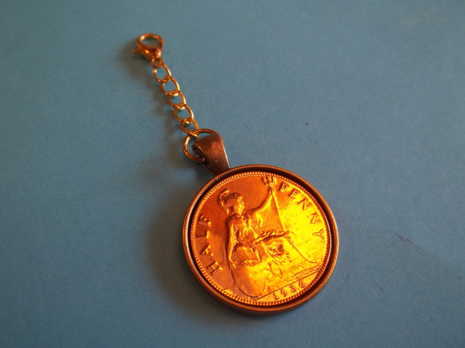 HALF PENNY COIN – BRITANNIA BRONZE CASED PENDANT / CHARM – 1917 to 1936