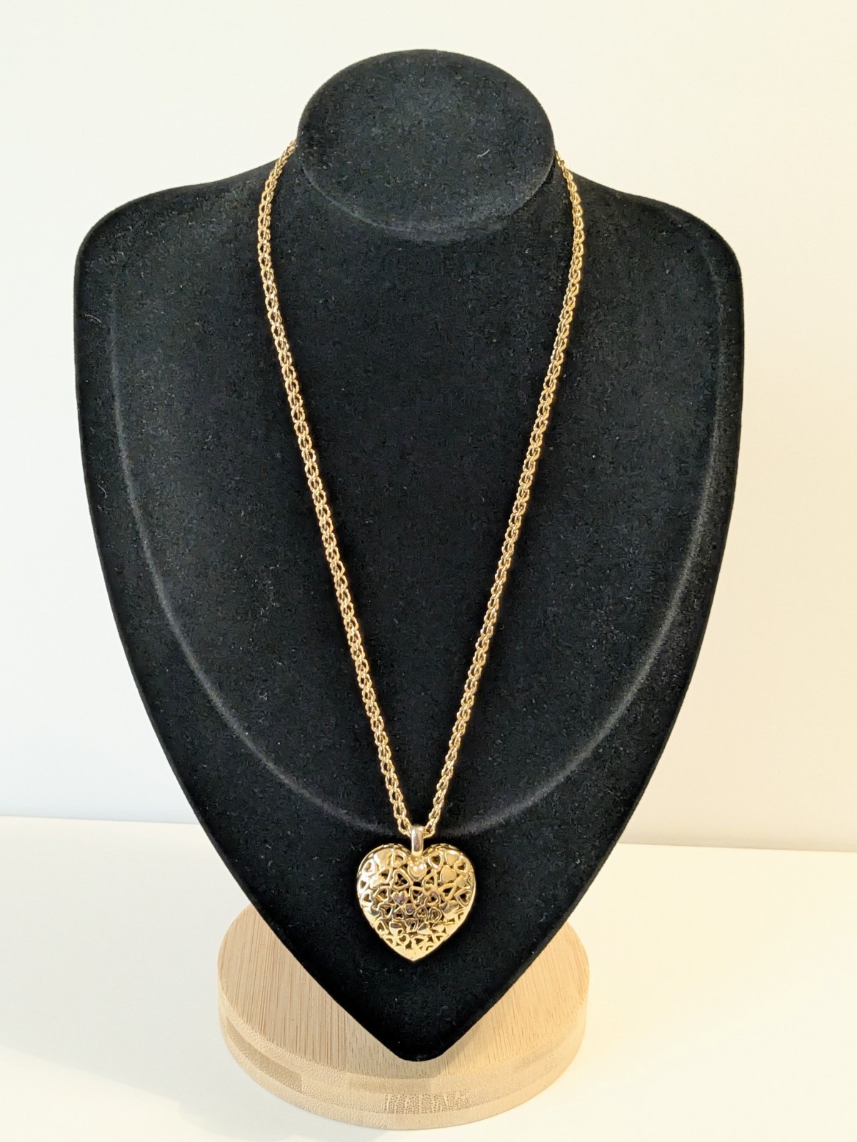 Perforated Heart Pendant Gold Tone Oval Link Necklace. 18″. Modern.
