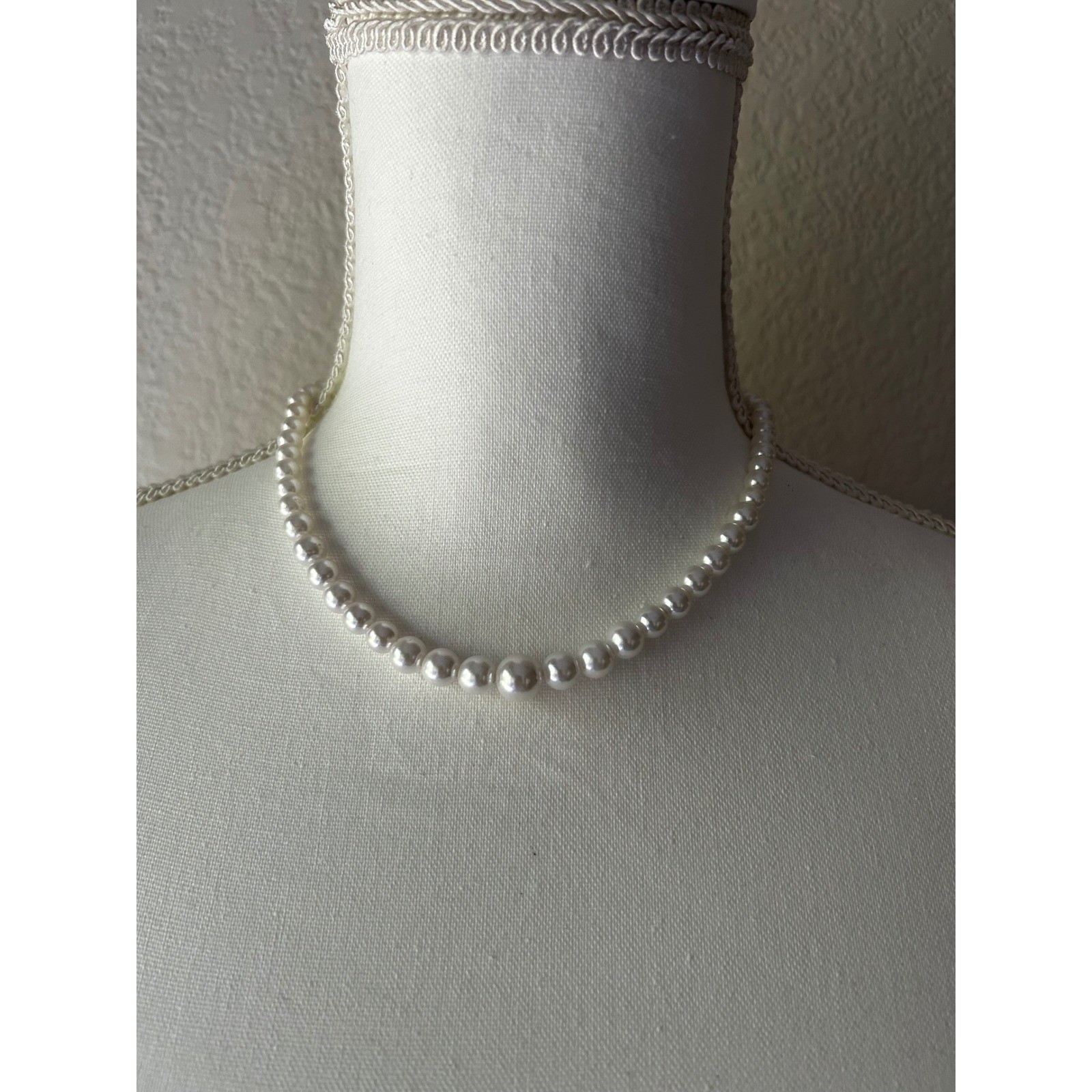 Claire’s Faux Pearl Graduated Strand Necklace White Gold Tone 16.5 Inch Classic