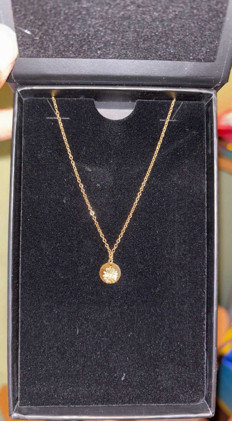 Dorado Birth Flower Pendant Necklace 18K Gold Plated (April)