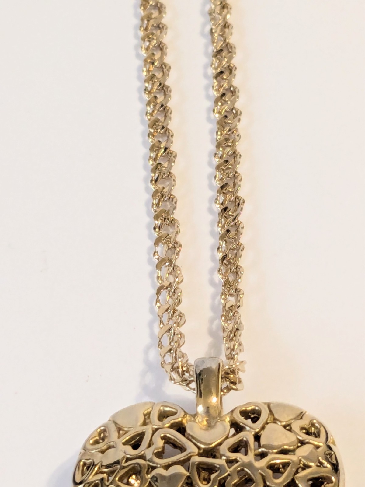 Perforated Heart Pendant Gold Tone Oval Link Necklace. 18″. Modern.