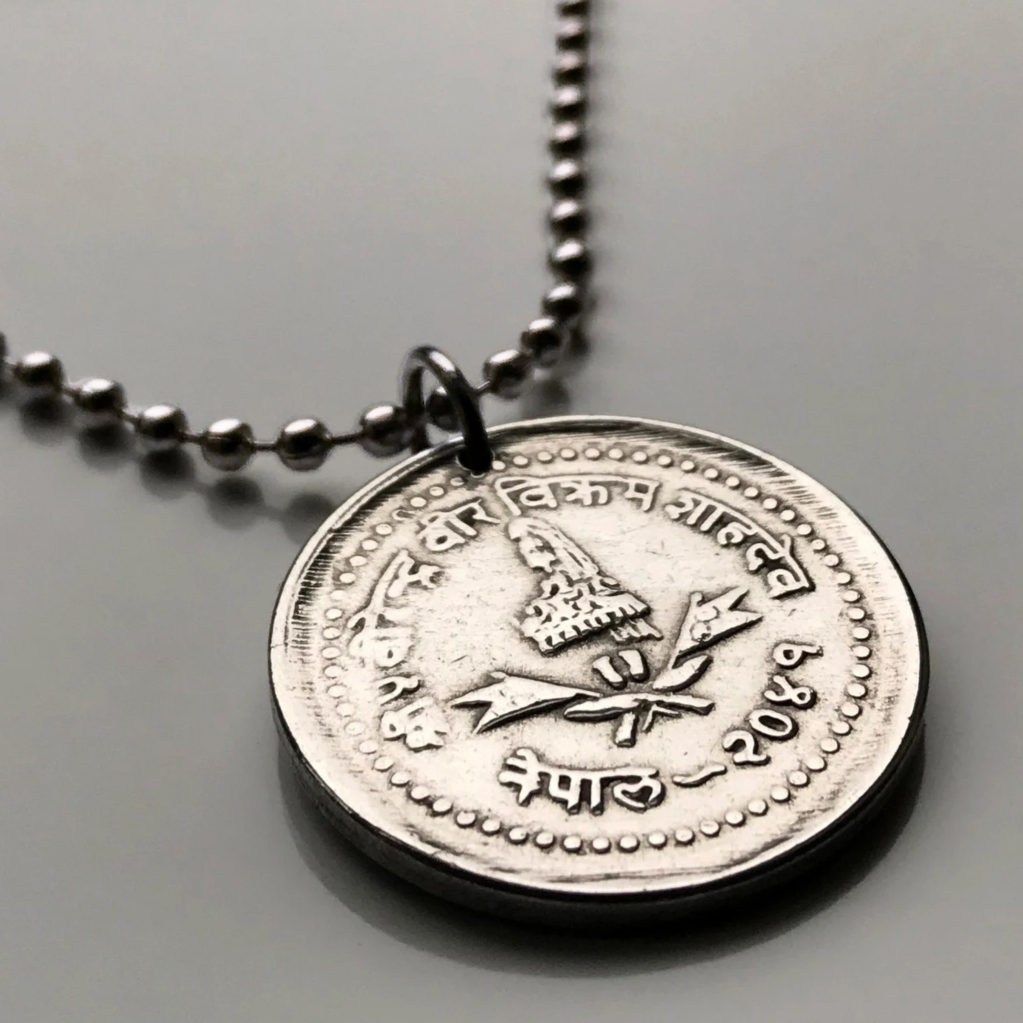 1986 Nepal 25 Paisa coin pendant flag footprint kukris Kathmandu Himalaya 002915