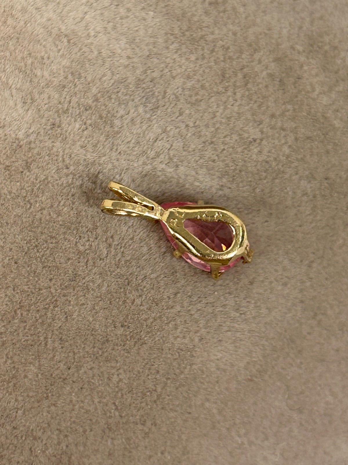 CHARMING 10K YELLOW GOLD PEAR CUT PINK CZ PENDANT 1/2″
