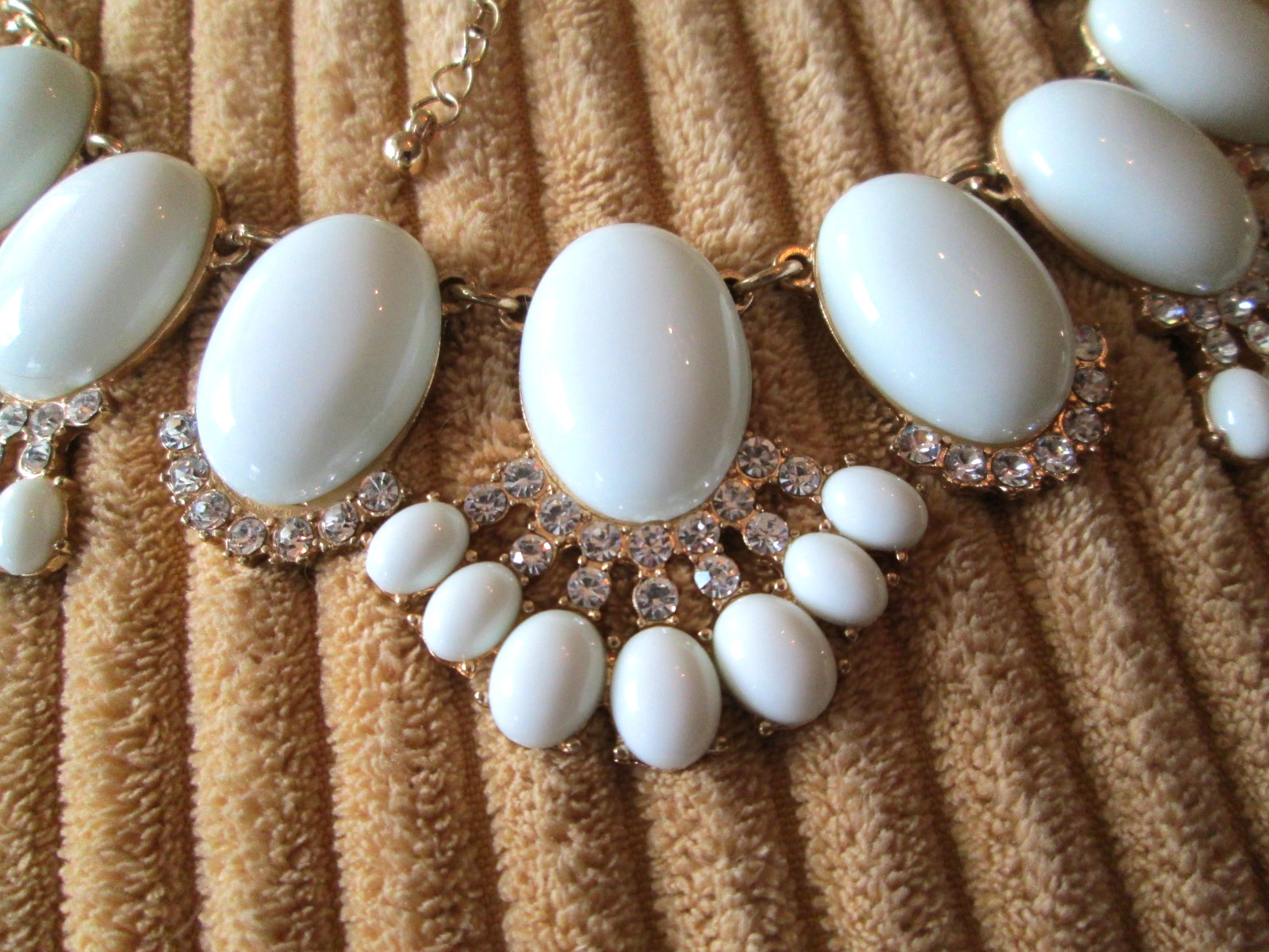 White Oval Cabochon & Rhinestone Gold Tone 7 station Statement 20″-22″ Necklace