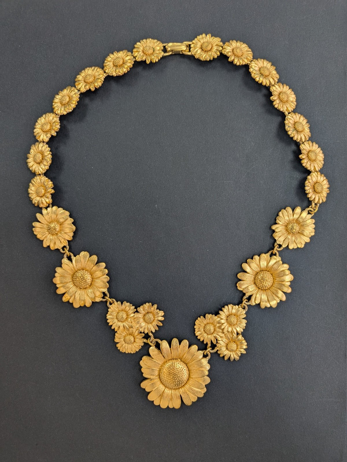VINTAGE 1990’S? ESCADA FRENCH DESIGNER GOLD TONE ‘DAISY’ NECKLACE