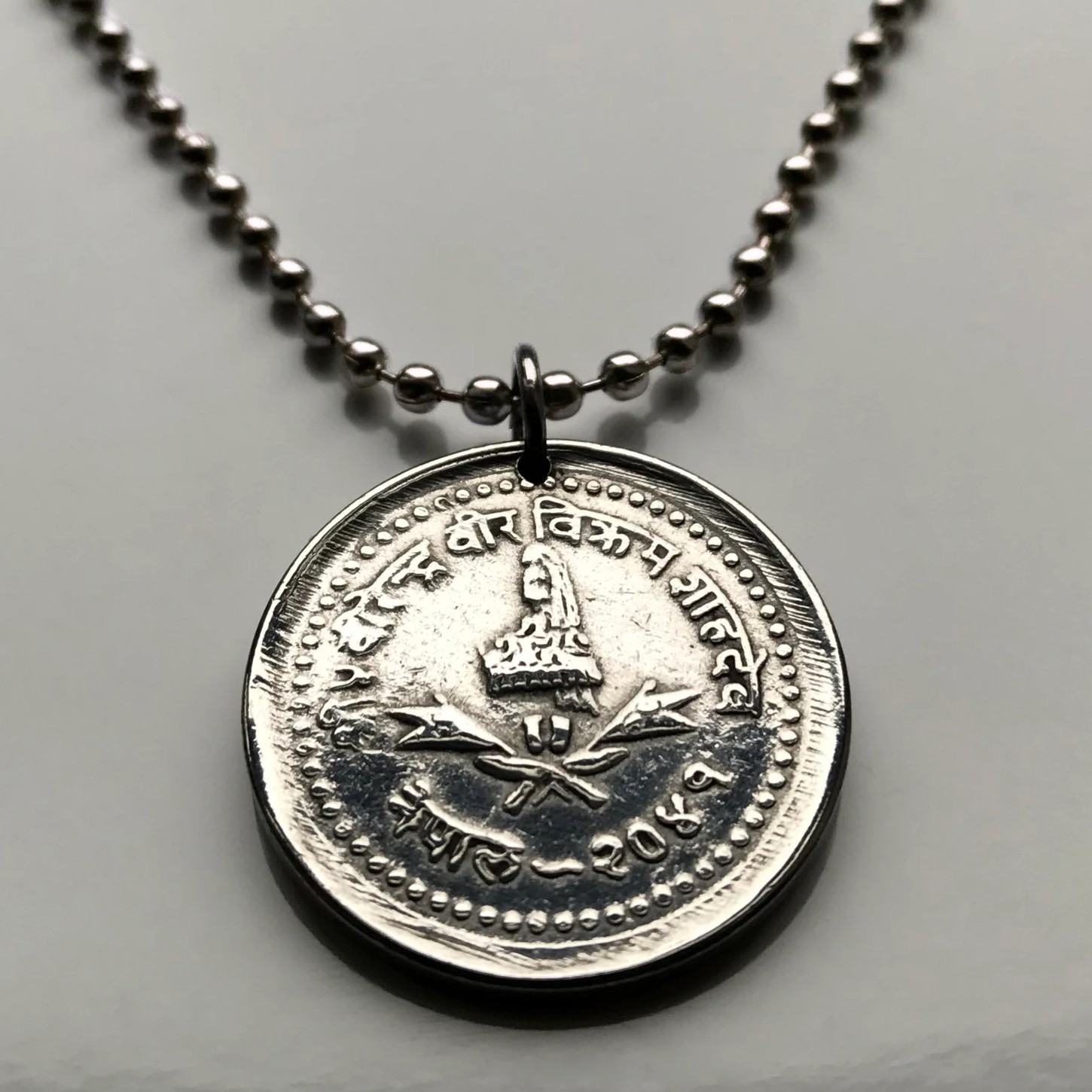 1986 Nepal 25 Paisa coin pendant flag footprint kukris Kathmandu Himalaya 002915