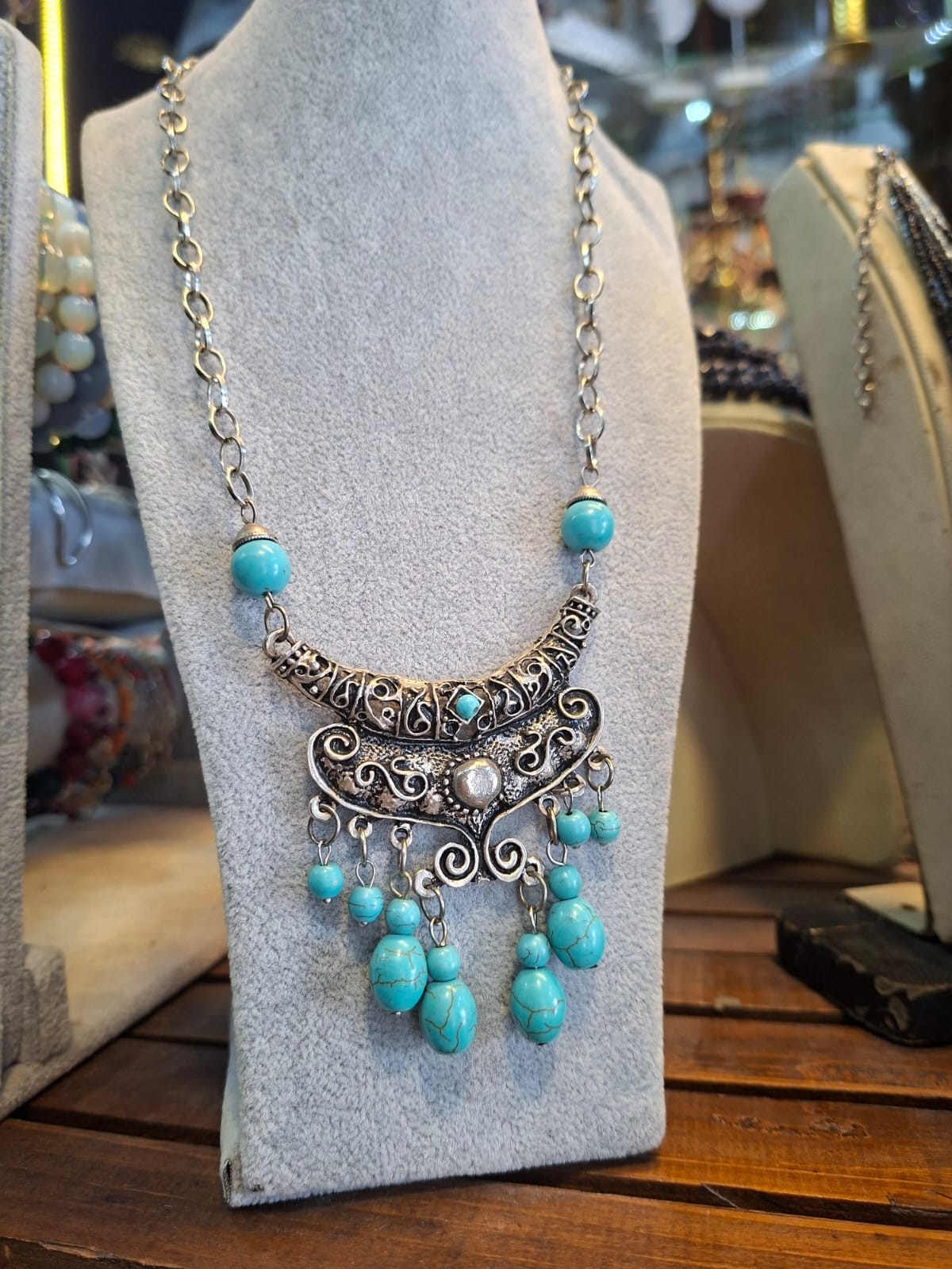 Elegant turquoise statement necklace in excellent condition vintage-inspired