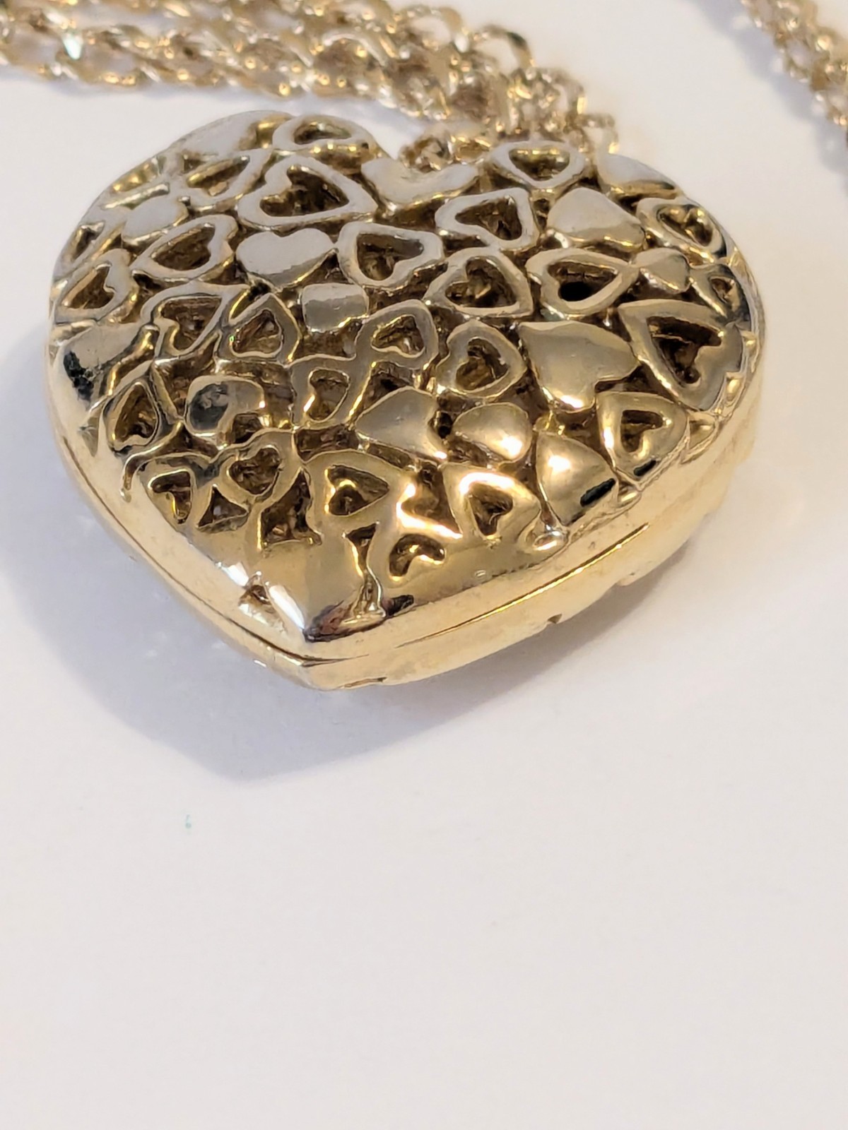 Perforated Heart Pendant Gold Tone Oval Link Necklace. 18″. Modern.