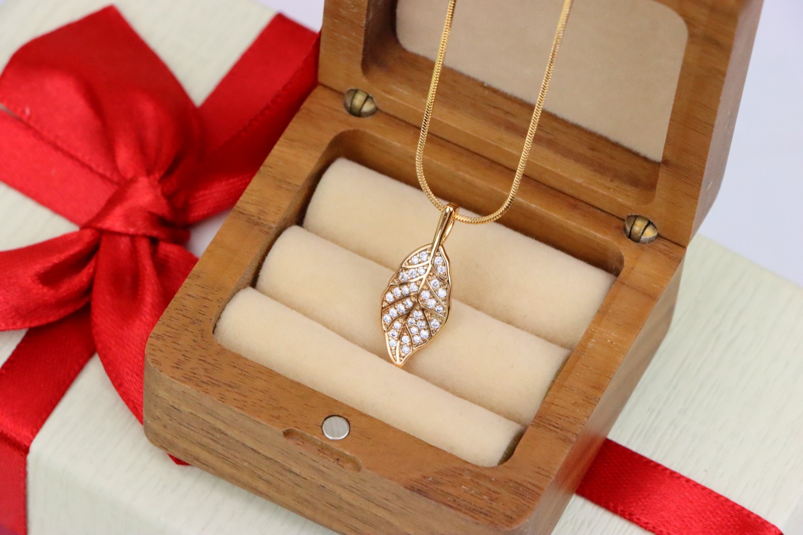 Elegant Leaf Design Rose Gold Pendant with Sparkling White Stones, XPPT1868