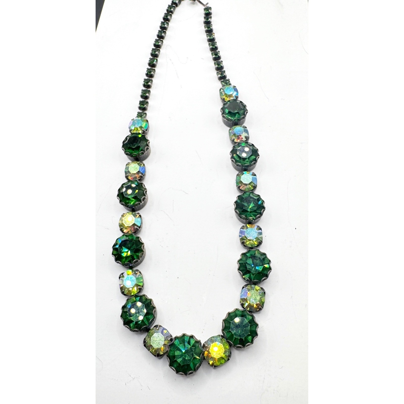 Striking mix of deep emerald green chatons vintage inspired rivière design EUC