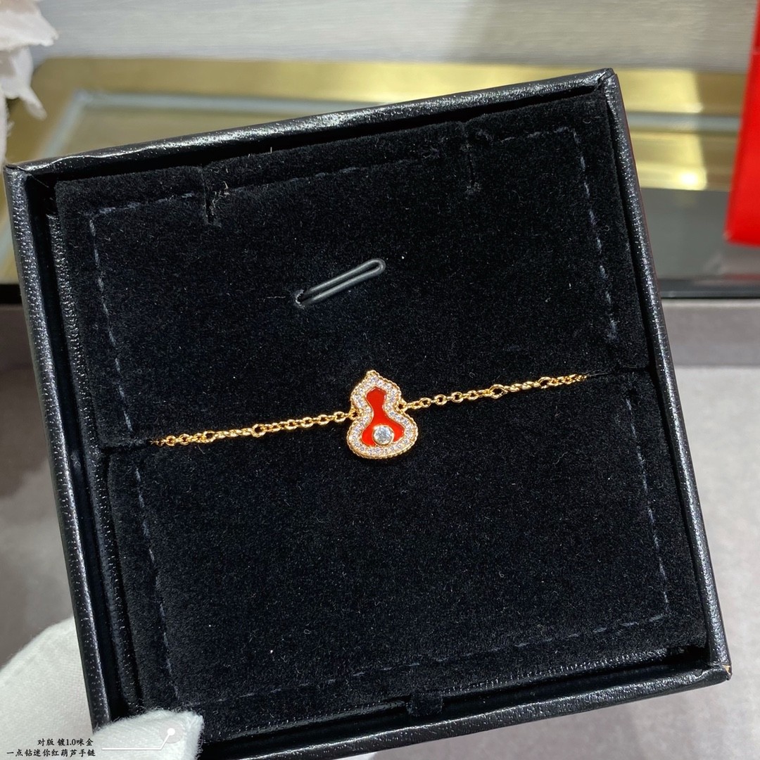 Qeelin Wulu Bracelet in 18K rose gold with diamonds and red agate