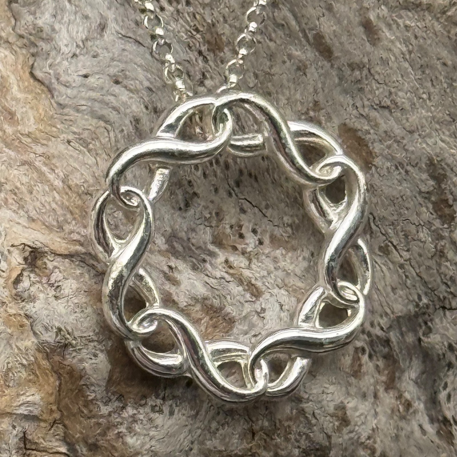 SAQ Silver Tone Circle Pendant Necklace Modern Open Link Design 16″ Chain