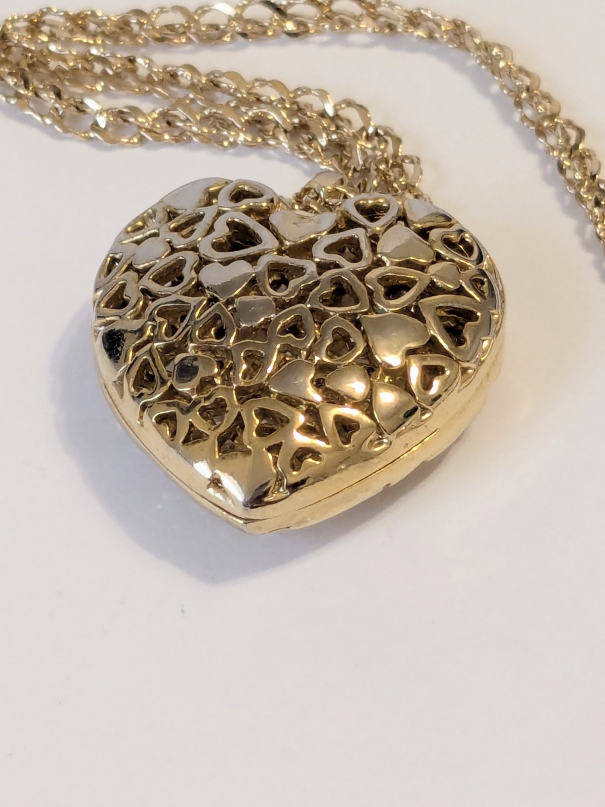 Perforated Heart Pendant Gold Tone Oval Link Necklace. 18″. Modern.