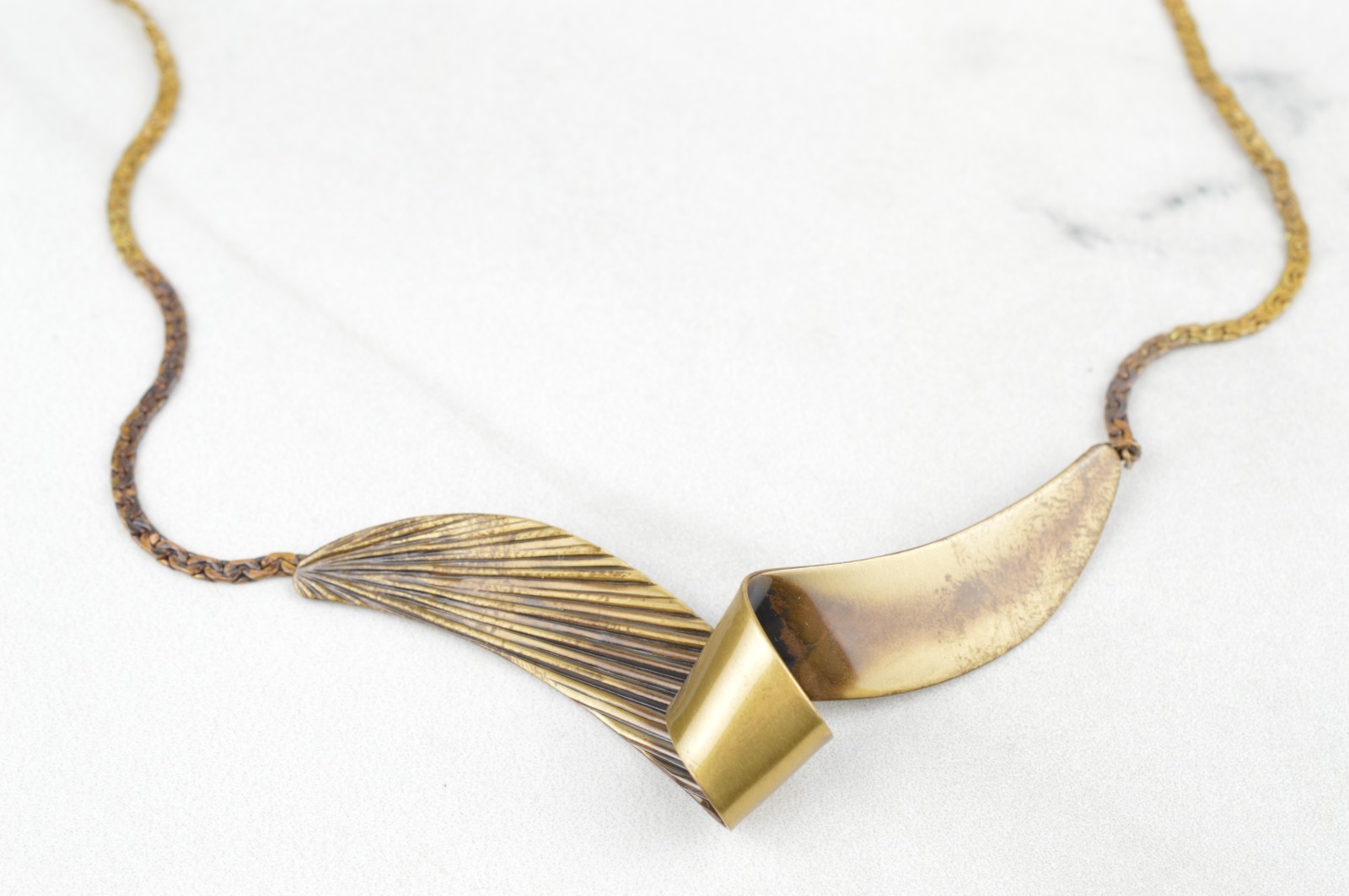Vintage Gold Tone Wave Ribbon Link Choker Necklace Retro Sculptural 16″