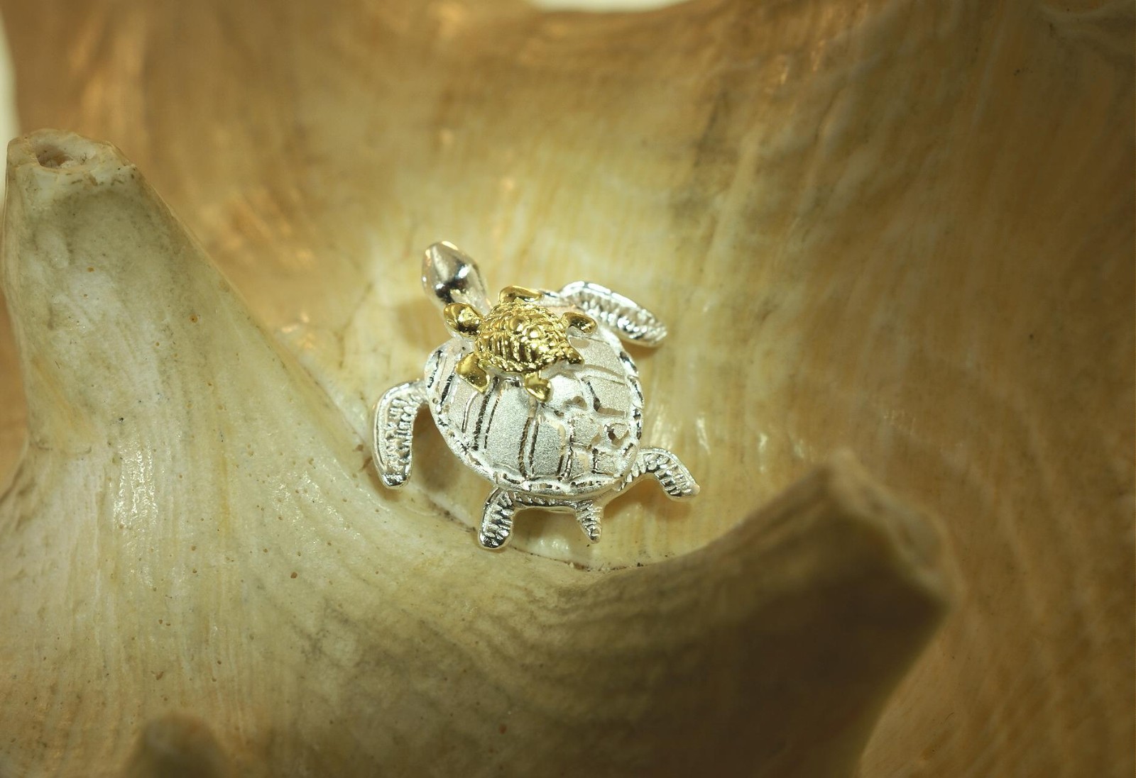19MM 2T YELLOW GOLD PLATED 925 SILVER HAWAIIAN MOTHER BABY TURTLE MOTION PENDANT