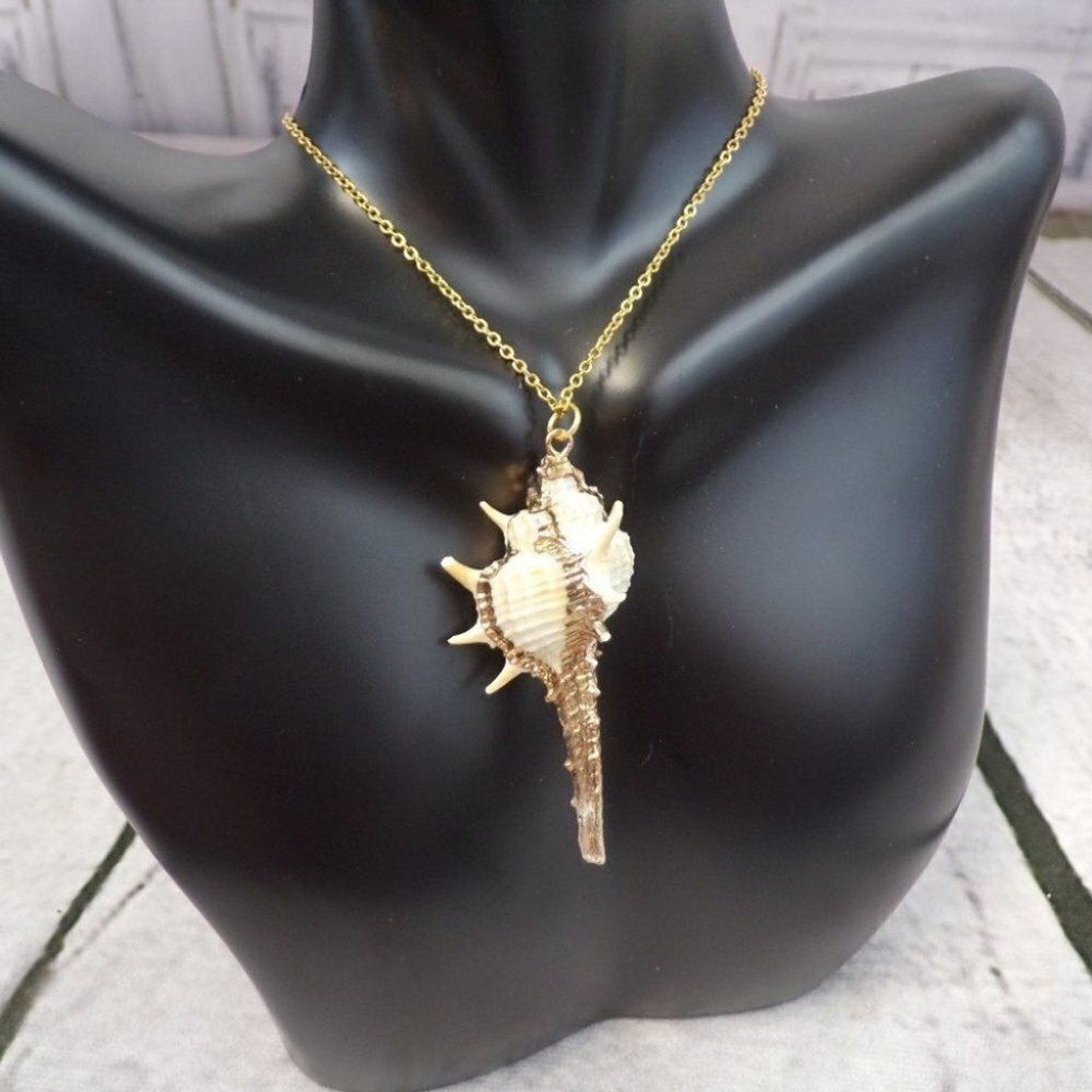 Gold-Dipped Spiked Conch Shell Pendant Necklace – Cream/Gold – New